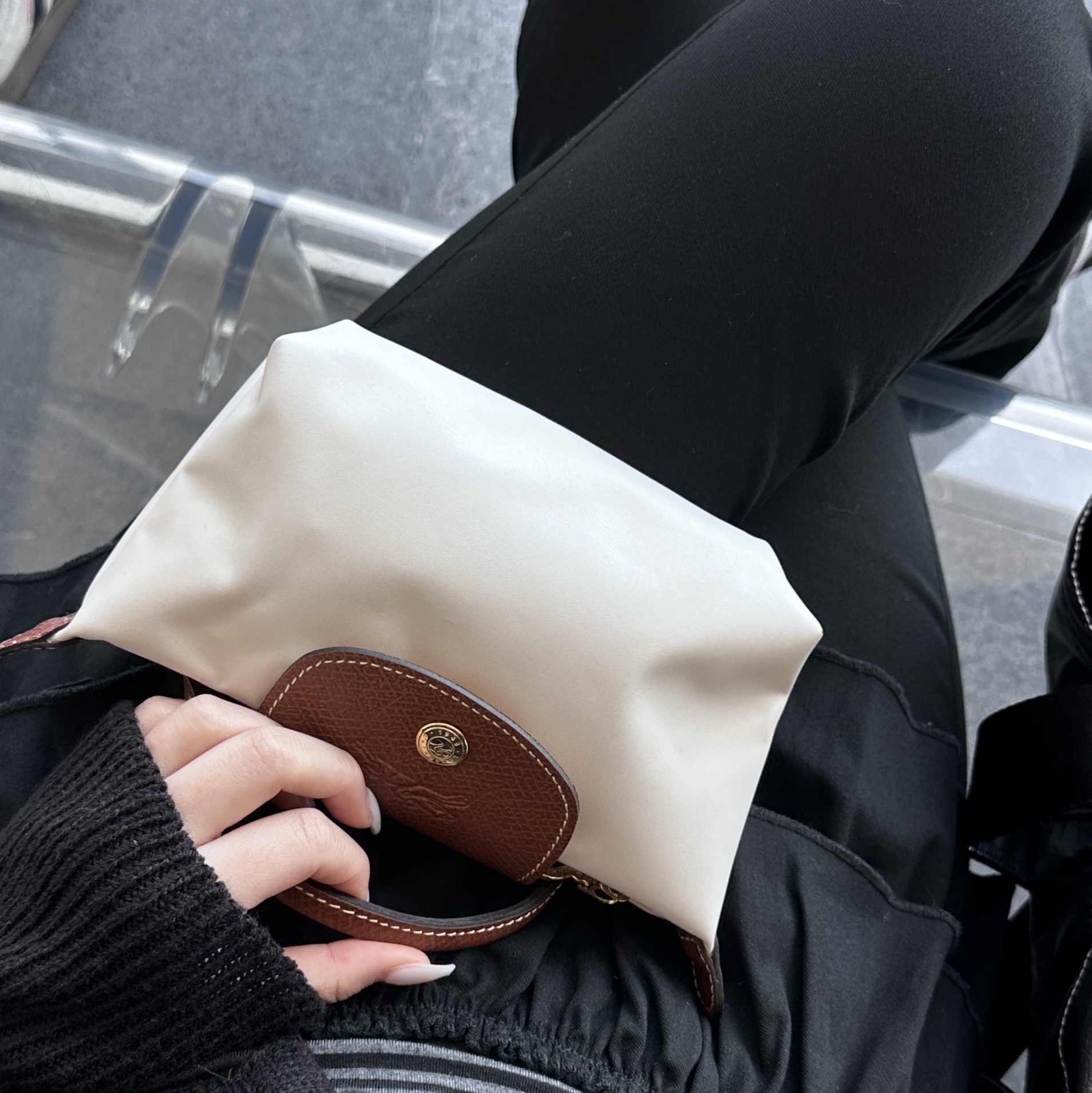 Longchamp Le Pliage Original Handle Pouch Paper 착용 스타일