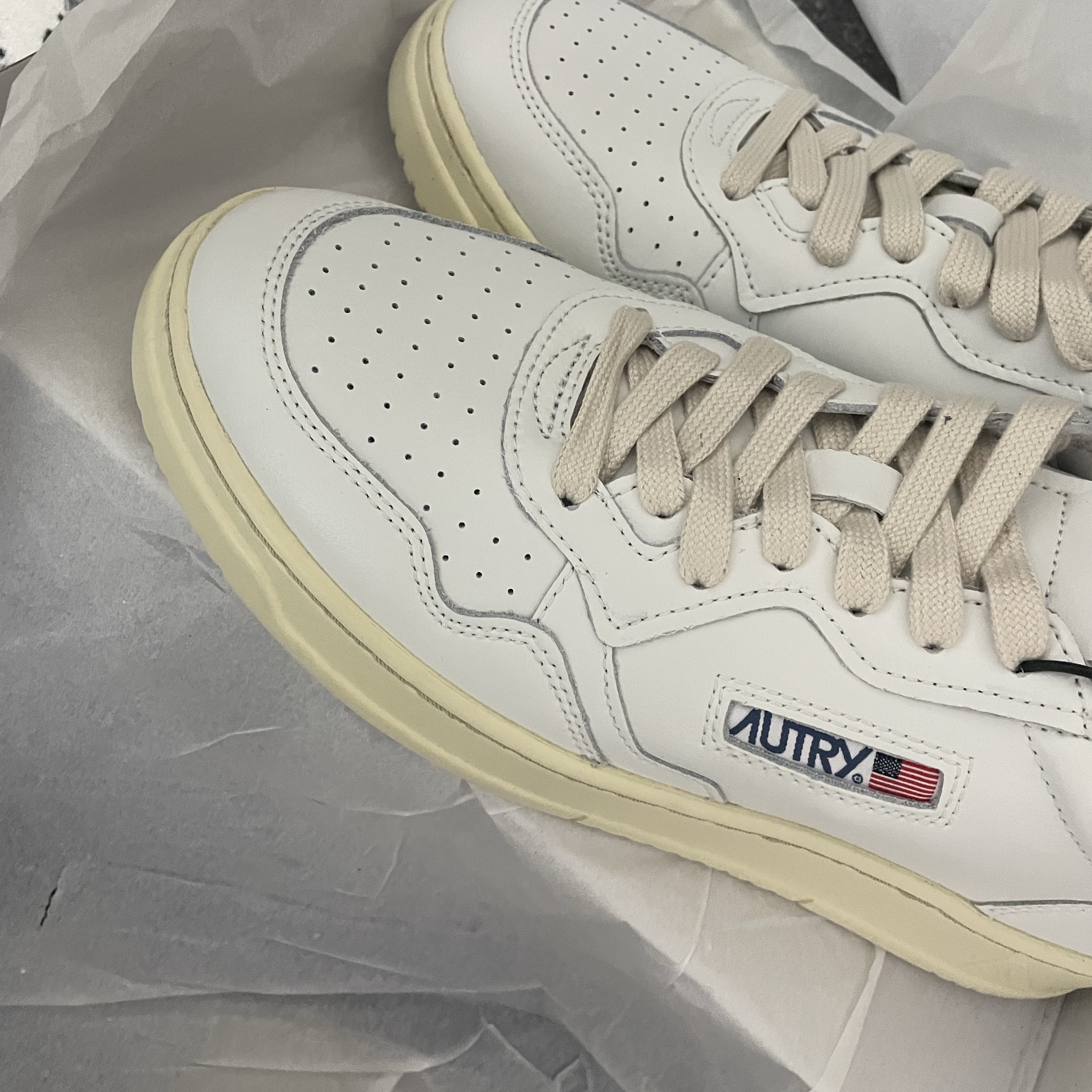Autry Medalist Low Leather Sneakers White 착용 스타일