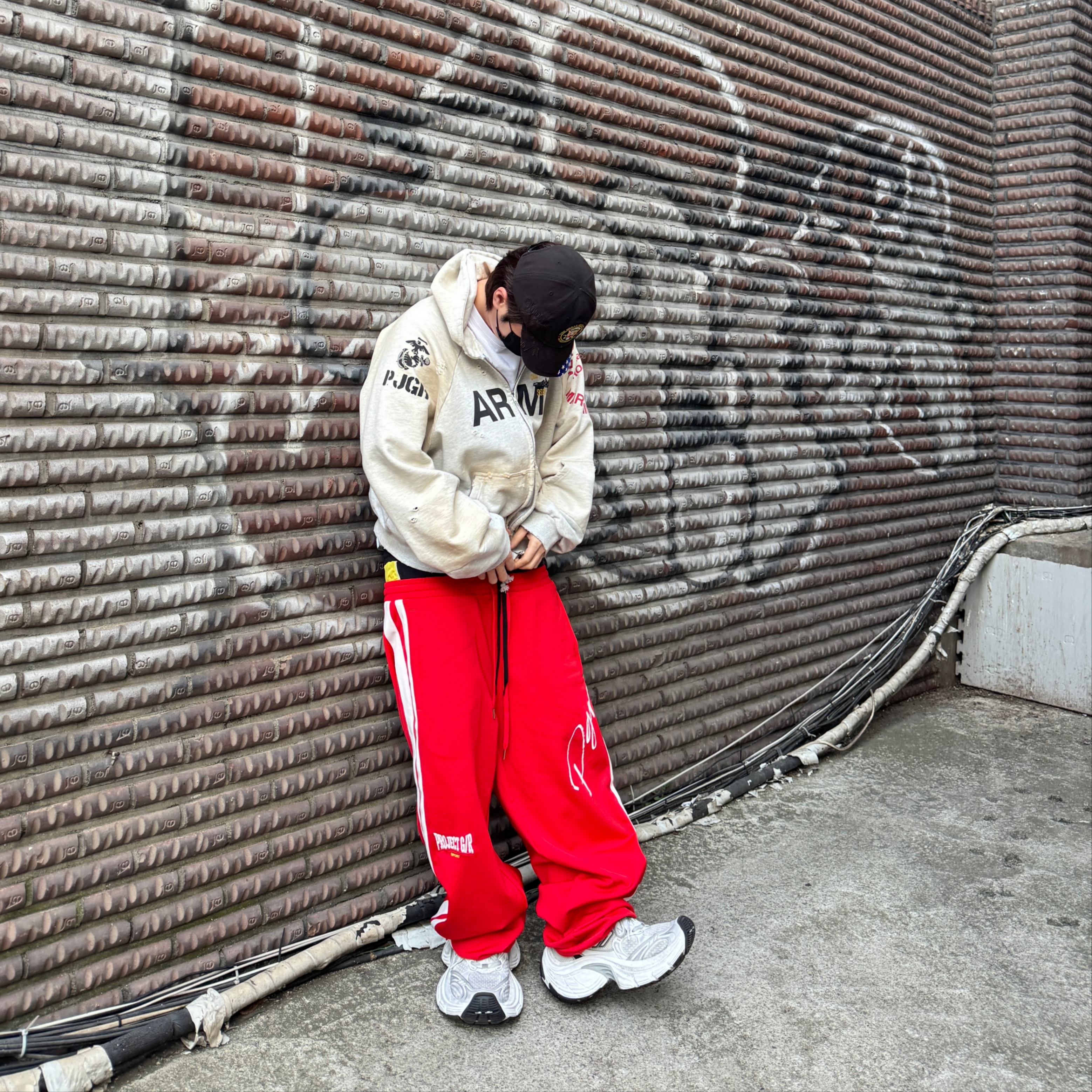 Project G/R Reconstructed Folded Zip Hoodie Dirty Melange, Project G/R 3 Layered Track Pants Red 착용 스타일 - 2