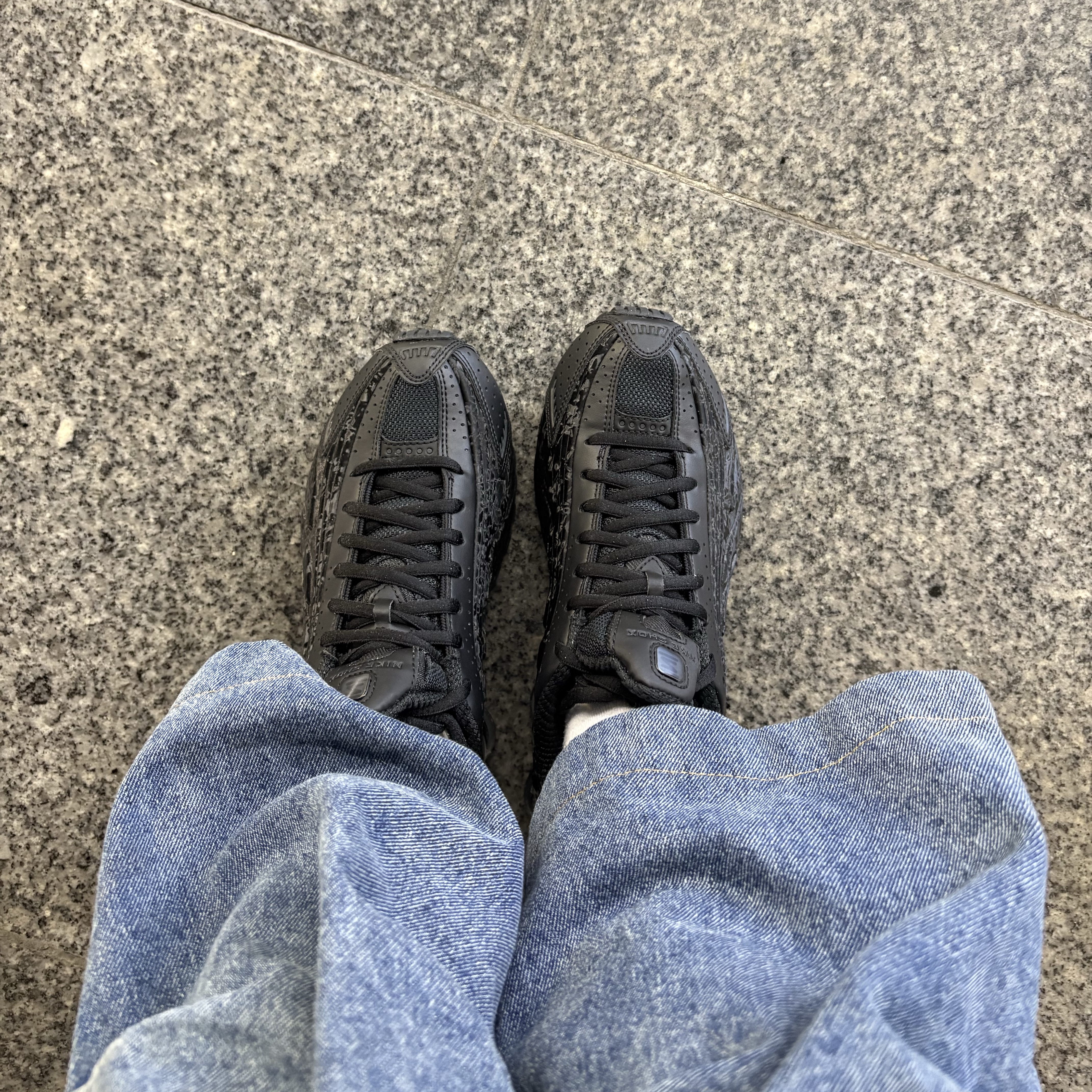 (W) Nike Shox R4 Black Dark Smoke Grey 착용 스타일 - 2