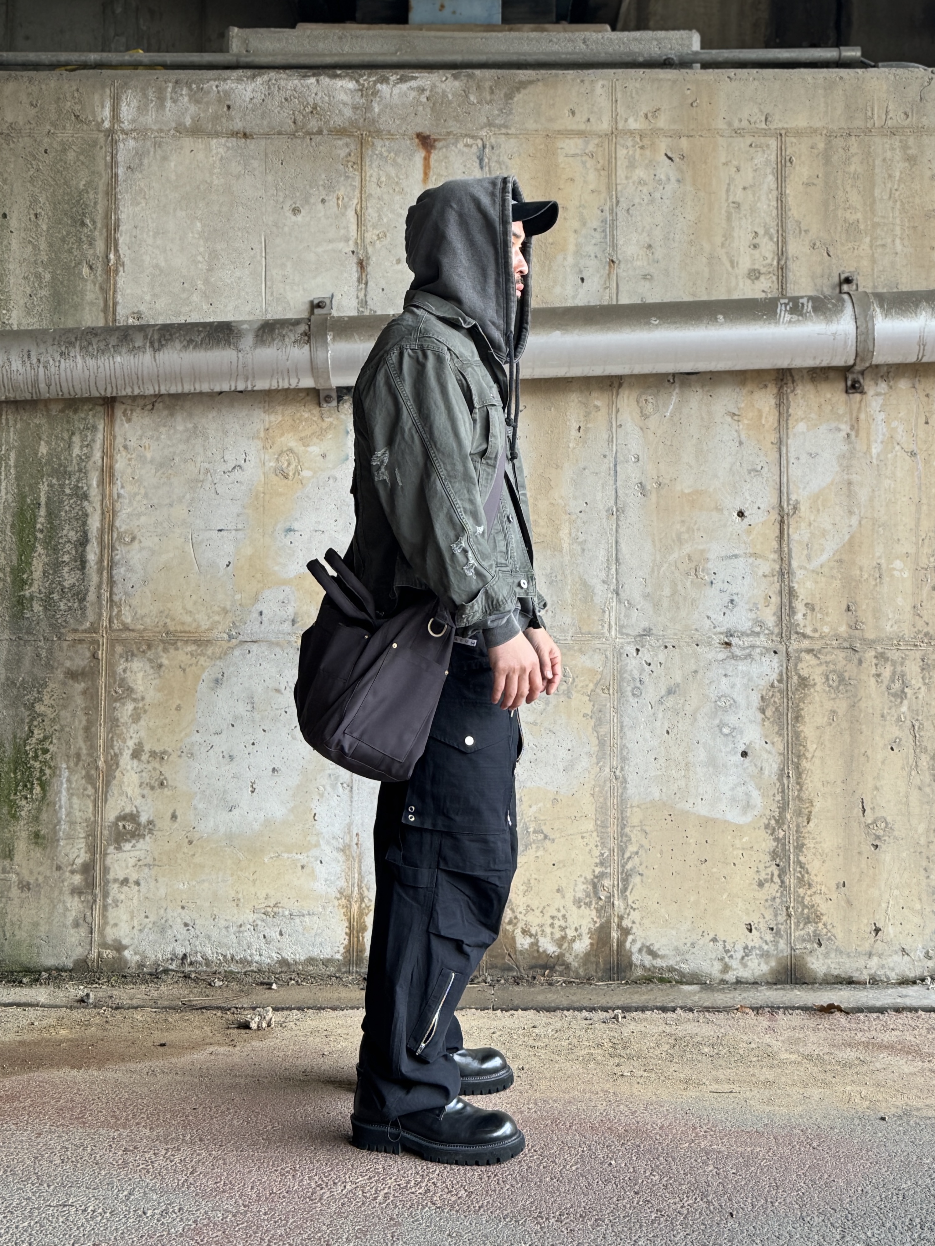 Flavorism Ripstop Parachute Cargo Pants Black, NOMANUAL I.P Damaged Jacket Khaki Gray 착용 스타일 - 3