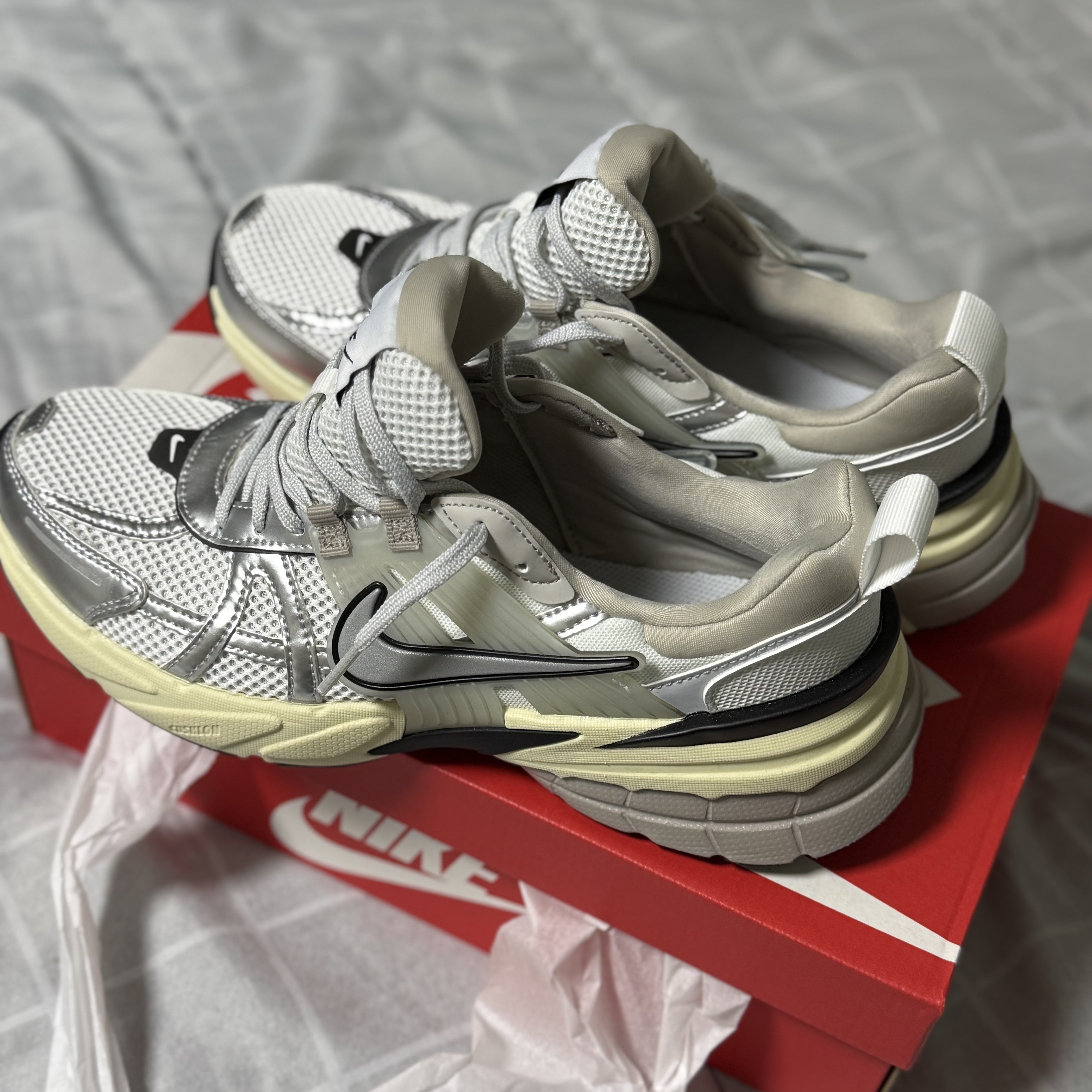 Nike V2K Run Pure Platinum Light Iron Ore 착용 스타일