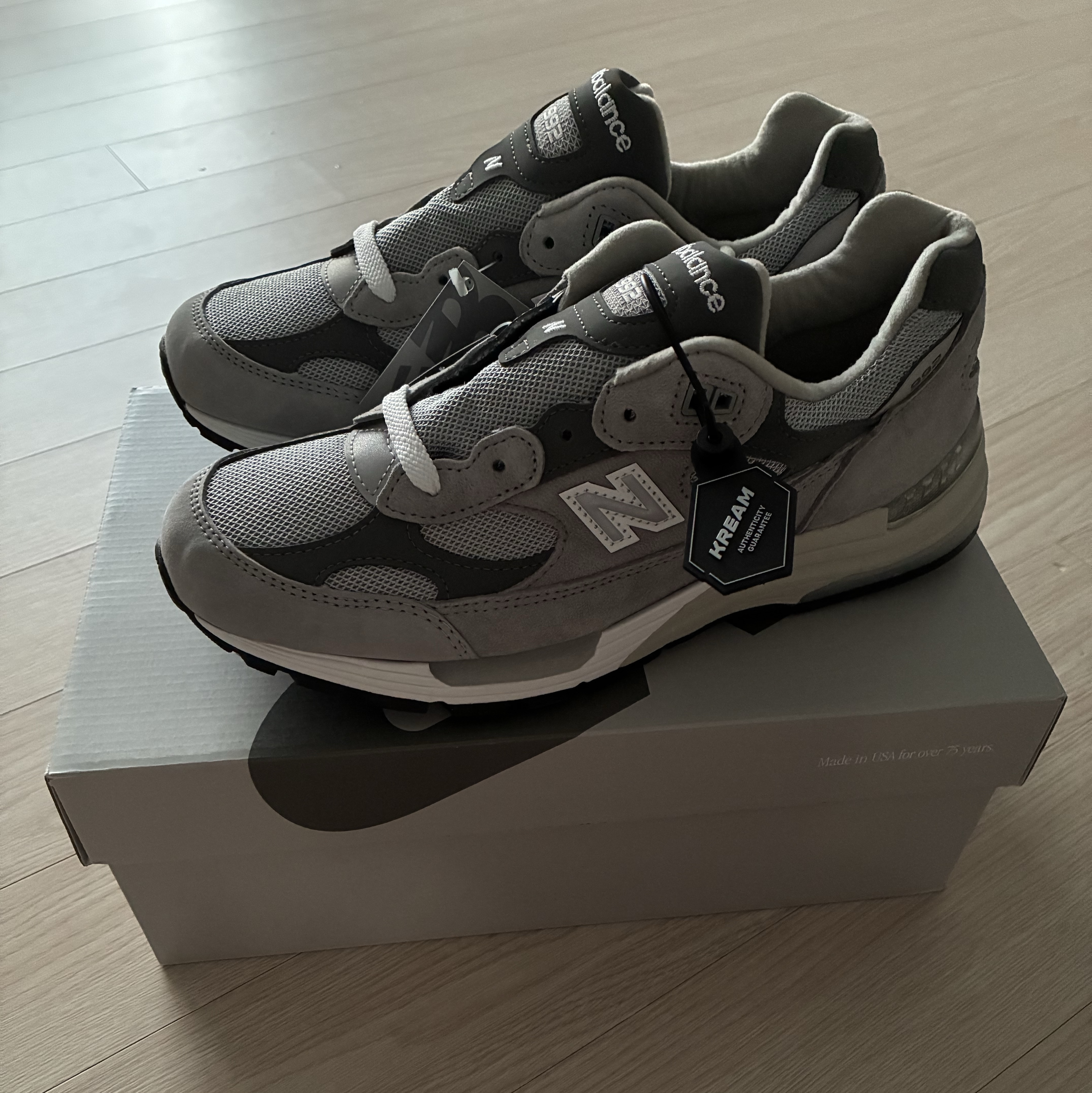 New Balance 992 Made in USA Core Grey Silver Metallic 착용 스타일