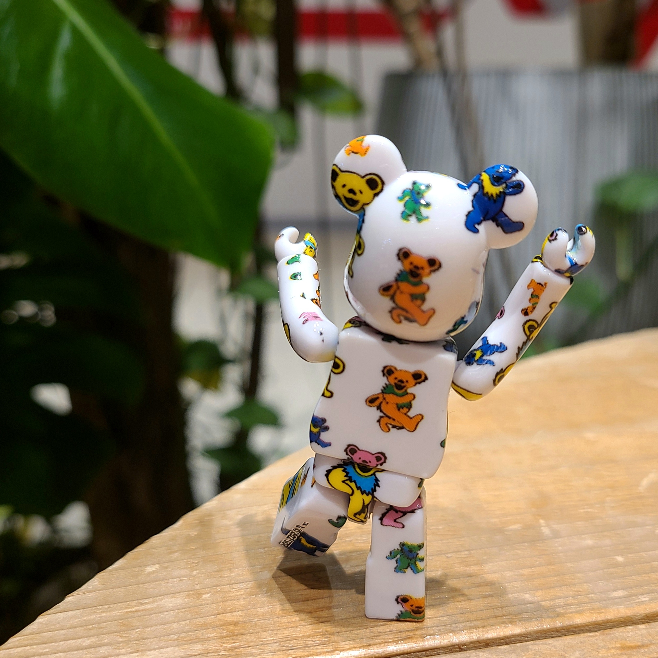 Bearbrick x Grateful Dead Dancing Bear 100% & 400% Set 착용 스타일 - 2