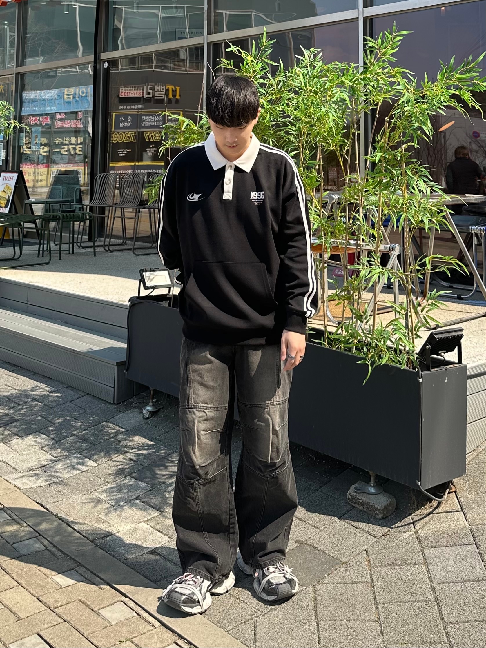 발렌시아가 3XL 스니커즈 그레이 화이트 레드 착용 스타일 - 2