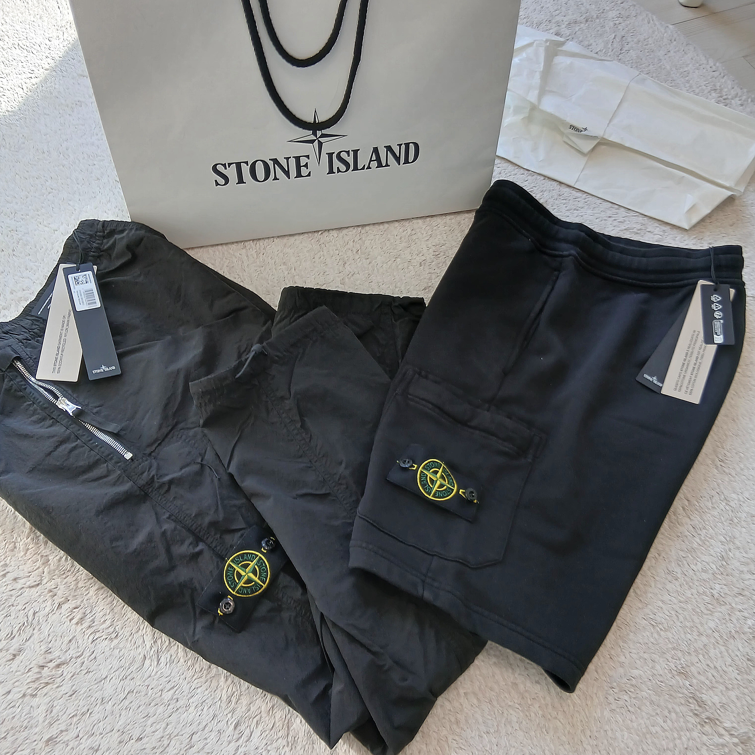 Stone Island 6200012 Organic Cotton Fleece Pocket Details Cargo Bermuda Shorts Black - 25SS, Stone Island 3100005 Nylon Metal in Econyl Mesh Lining Regular Fit Pants Black - 25SS 착용 스타일 - 4