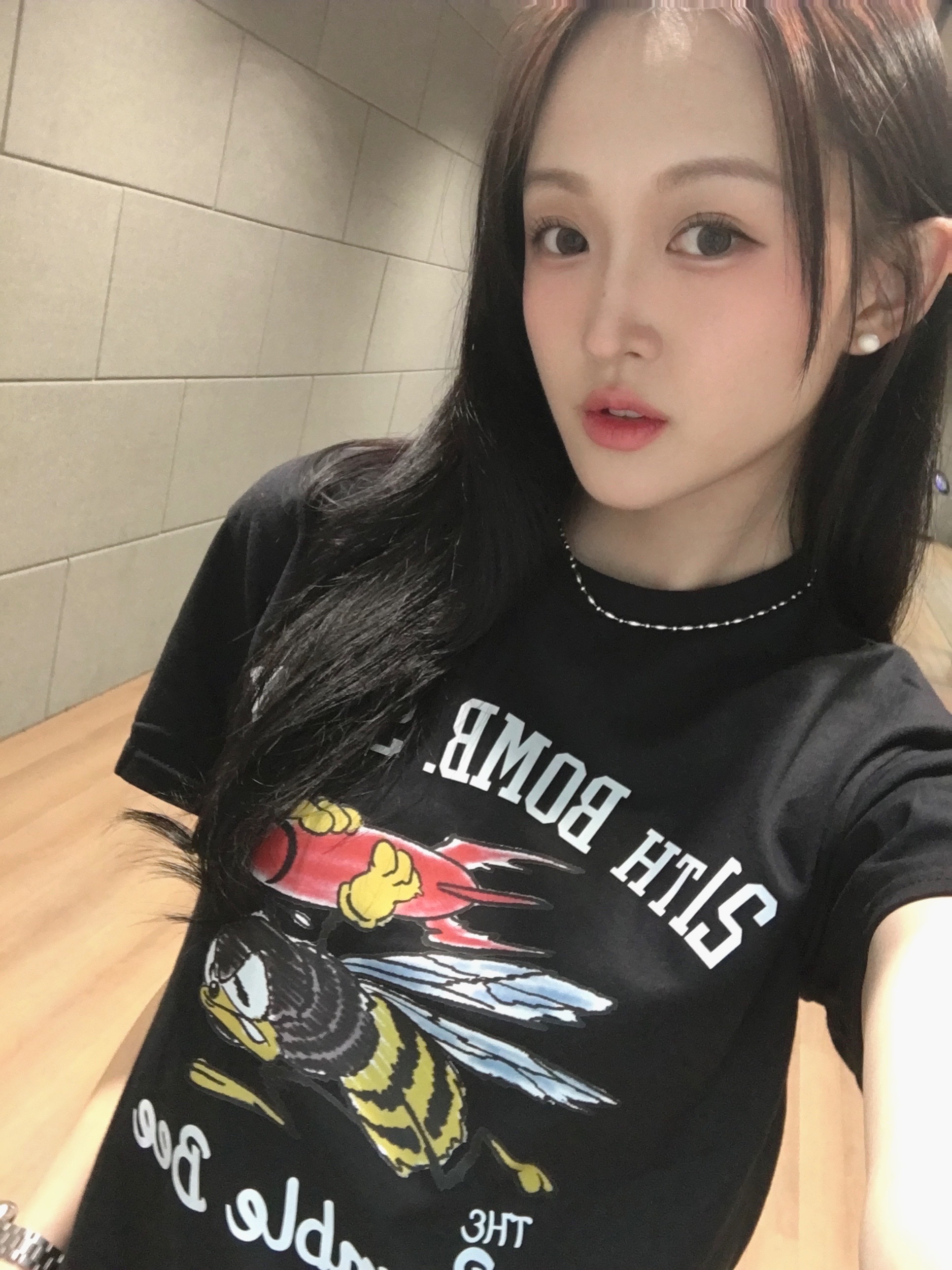 Gildan X American Collection Bumble Bee T-Shirt Black 착용 스타일 - 4