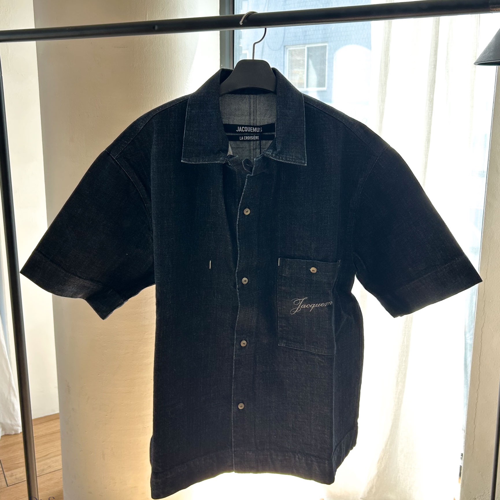 Jacquemus Aloe de Nimes Denim Shirt Dark Navy 착용 스타일 - 1