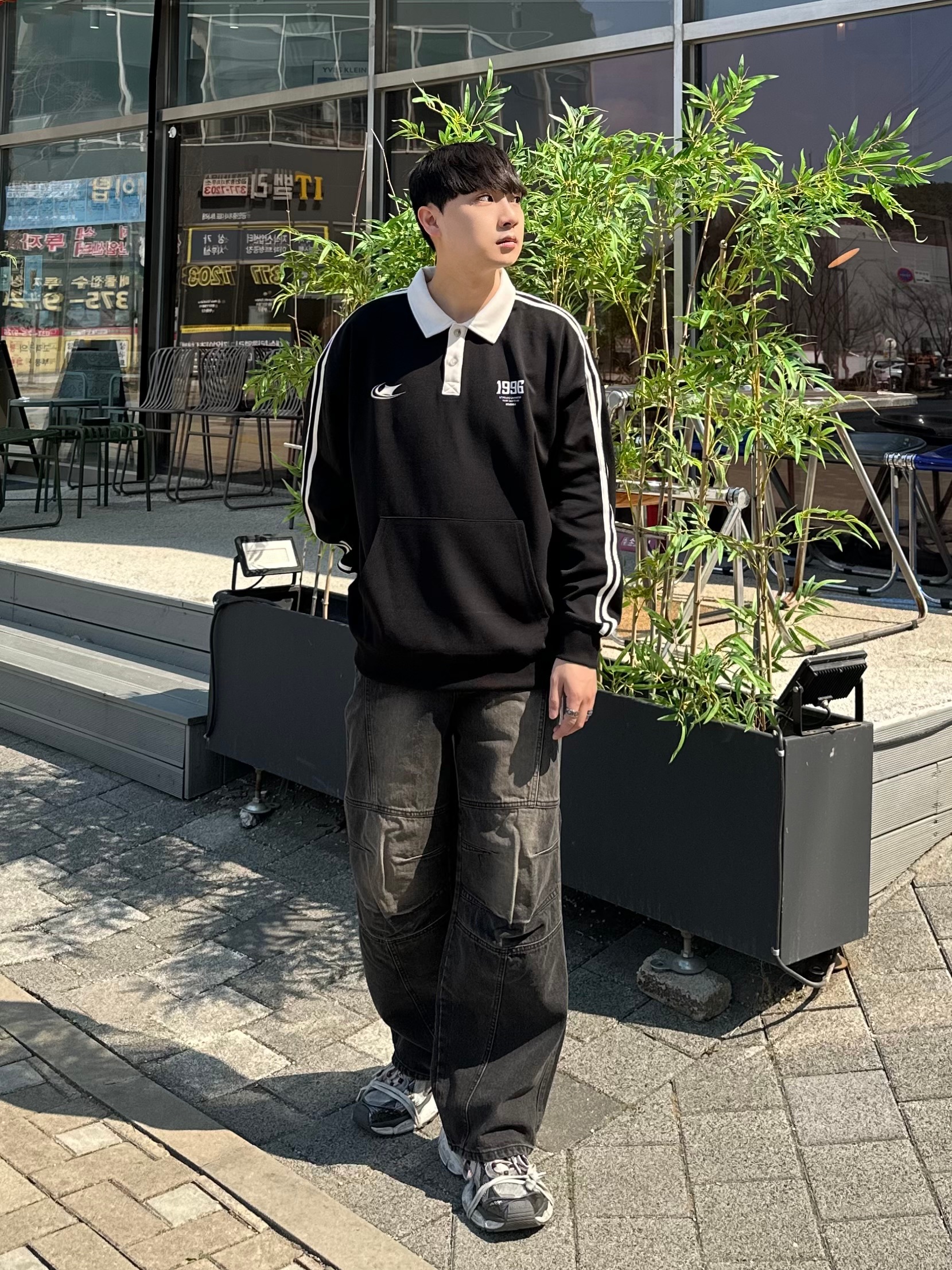 발렌시아가 3XL 스니커즈 그레이 화이트 레드 착용 스타일 - 1