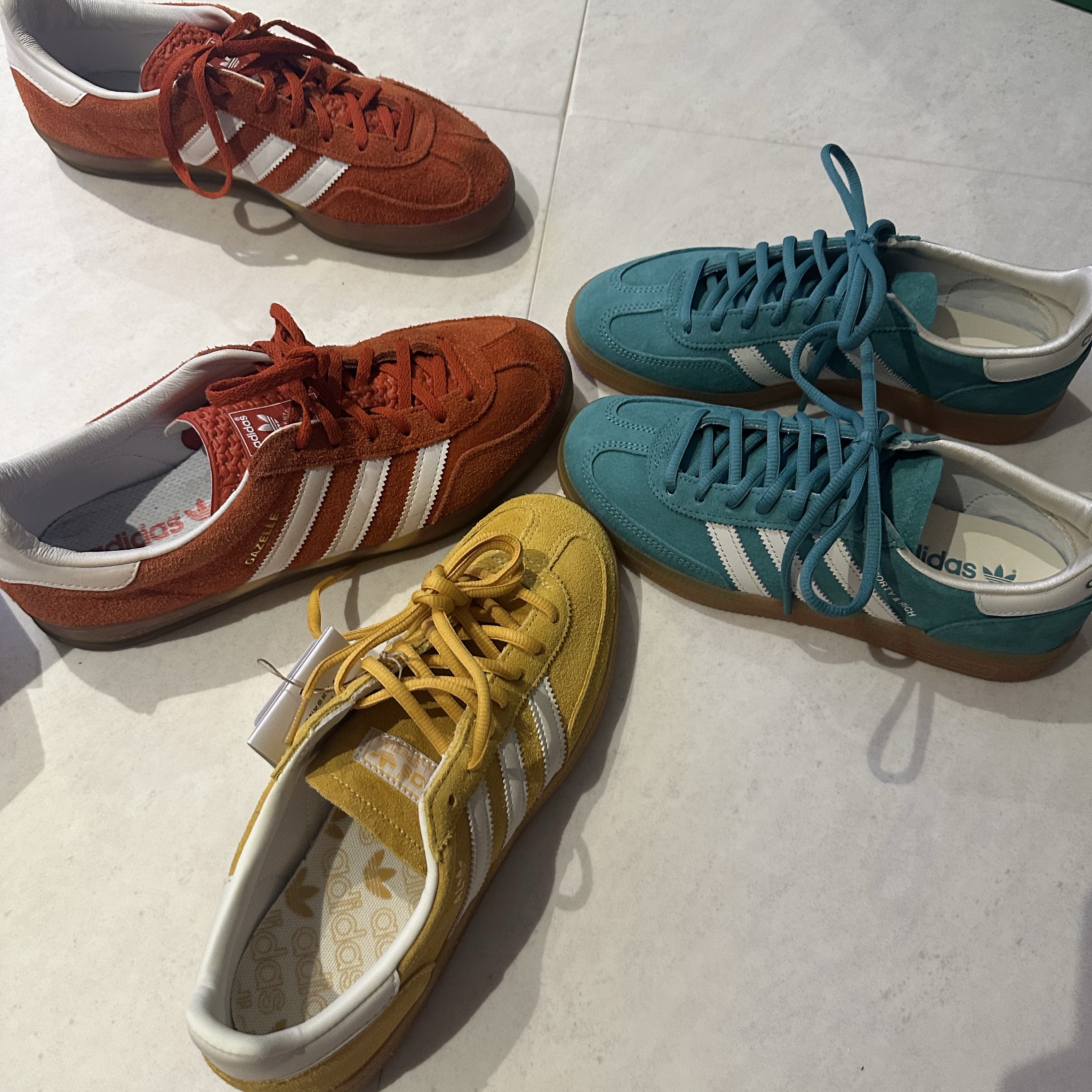 Adidas x Sporty & Rich Spezial Handball Pantone Core White, Adidas Gazelle Indoor Better Scarlet Cloud White 착용 스타일 - 2