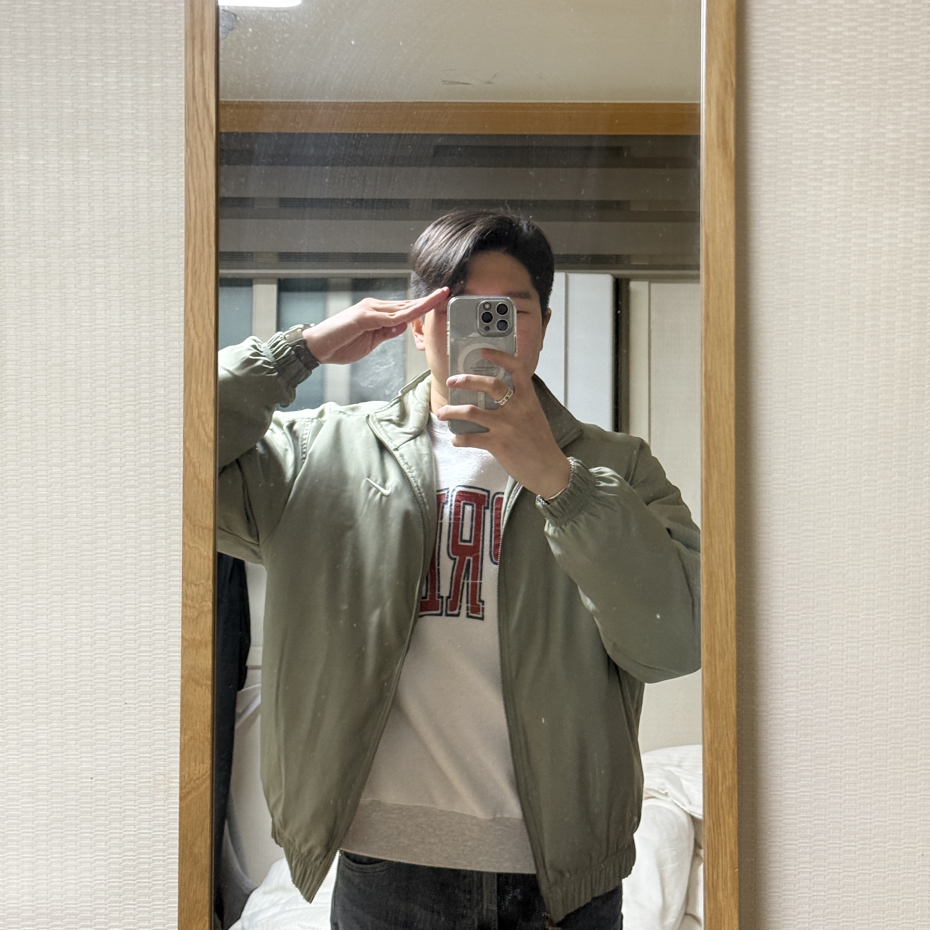 Nike NRG Solo Swoosh Satin Bomber Jacket Light Army - US/EU, Supreme Inside Out Crewneck Ash Grey - 23FW 착용 스타일 - 2