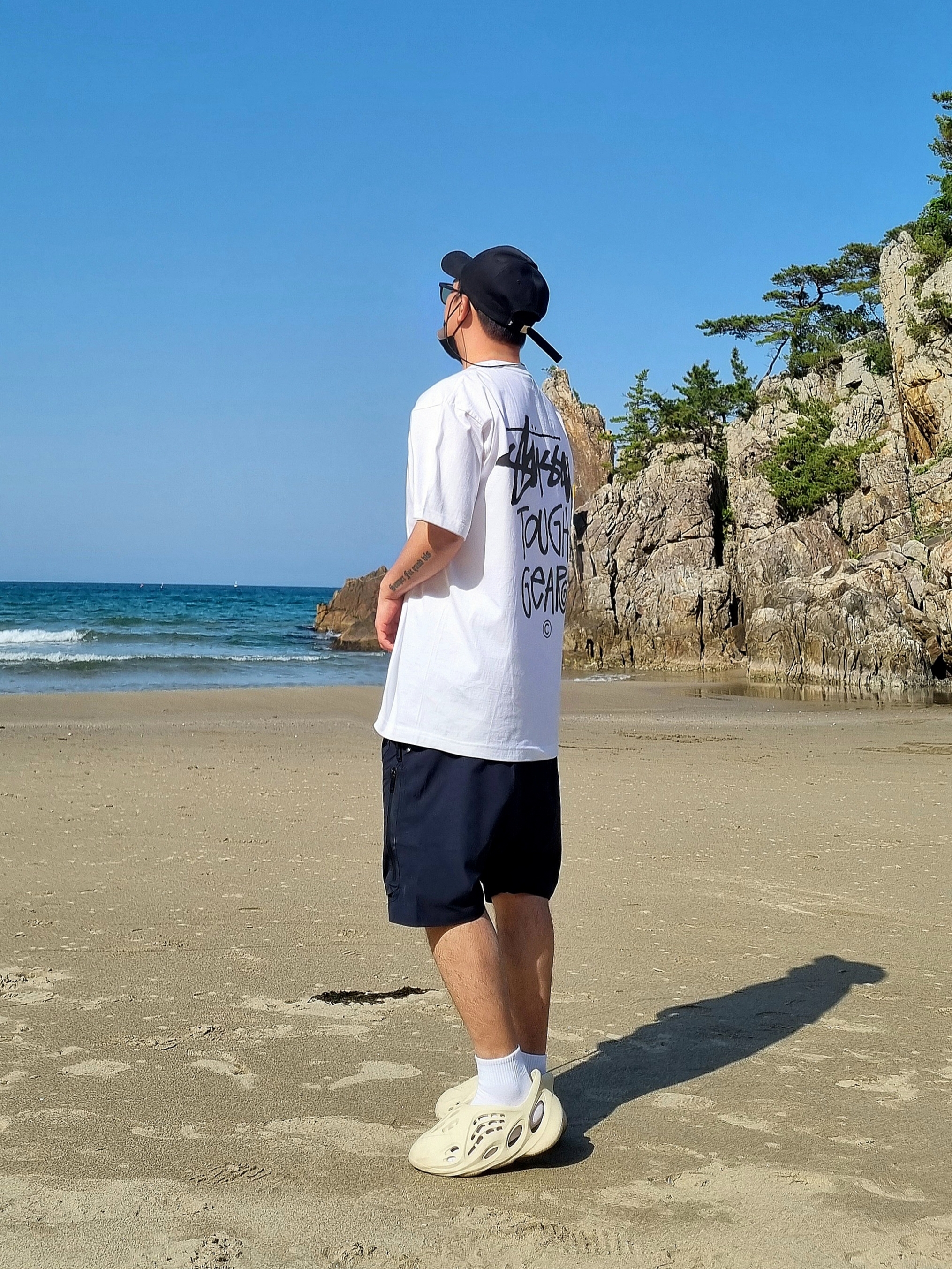 Stussy Tough Gear T-Shirt White, Adidas Yeezy Foam RNNR Sand 착용 스타일