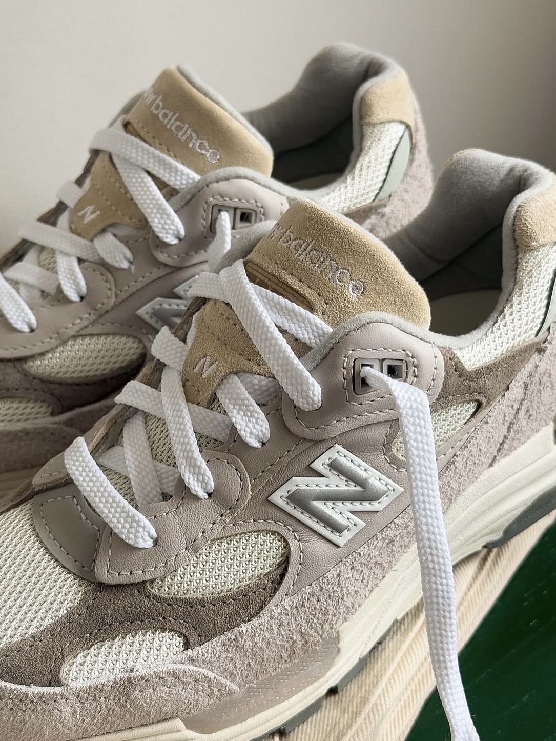 New Balance 992 Made in USA Moonrock Mushroom 착용 스타일 - 1