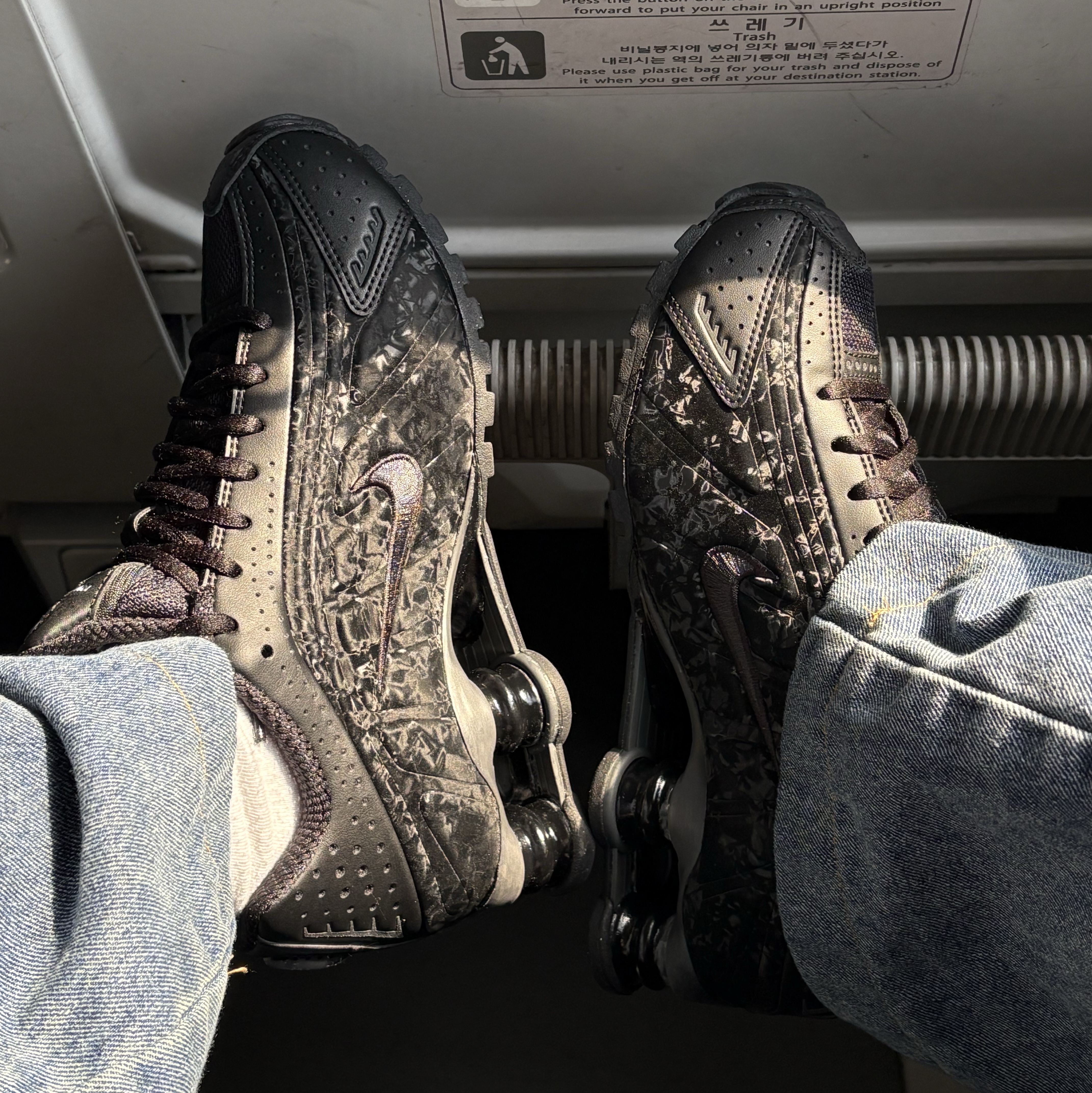 (W) Nike Shox R4 Black Dark Smoke Grey 착용 스타일 - 4