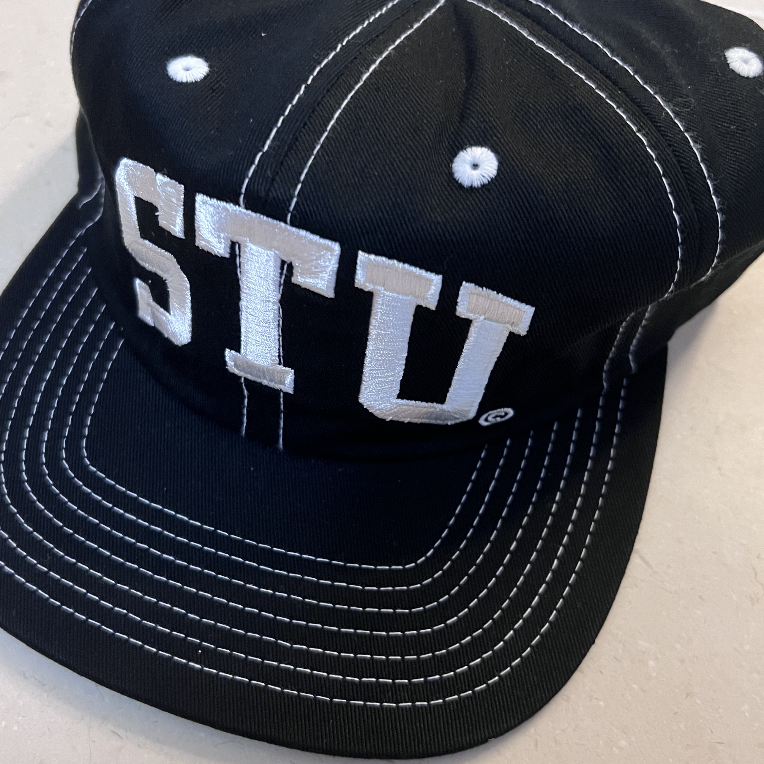 Stussy Mid-Depth Stu Arch Strapback Cap True Black 착용 스타일