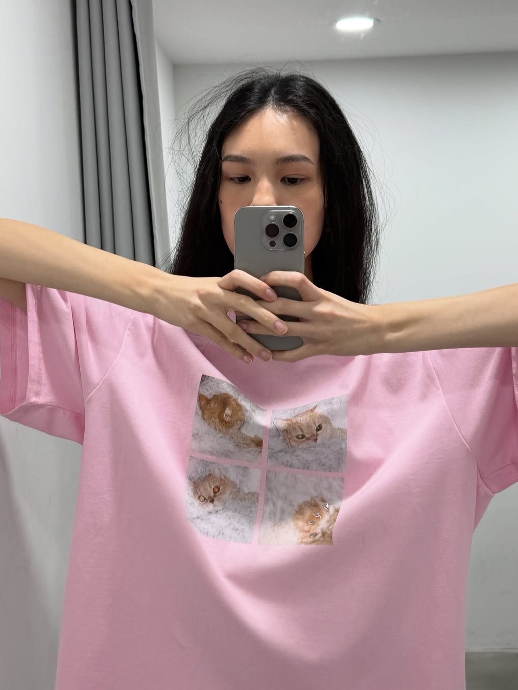 GIMMETHEYOUNG G_Love Cat T-shirt_L  White, GIMMETHEYOUNG G_Love Cat T-shirt_L  Pink 착용 스타일 - 2