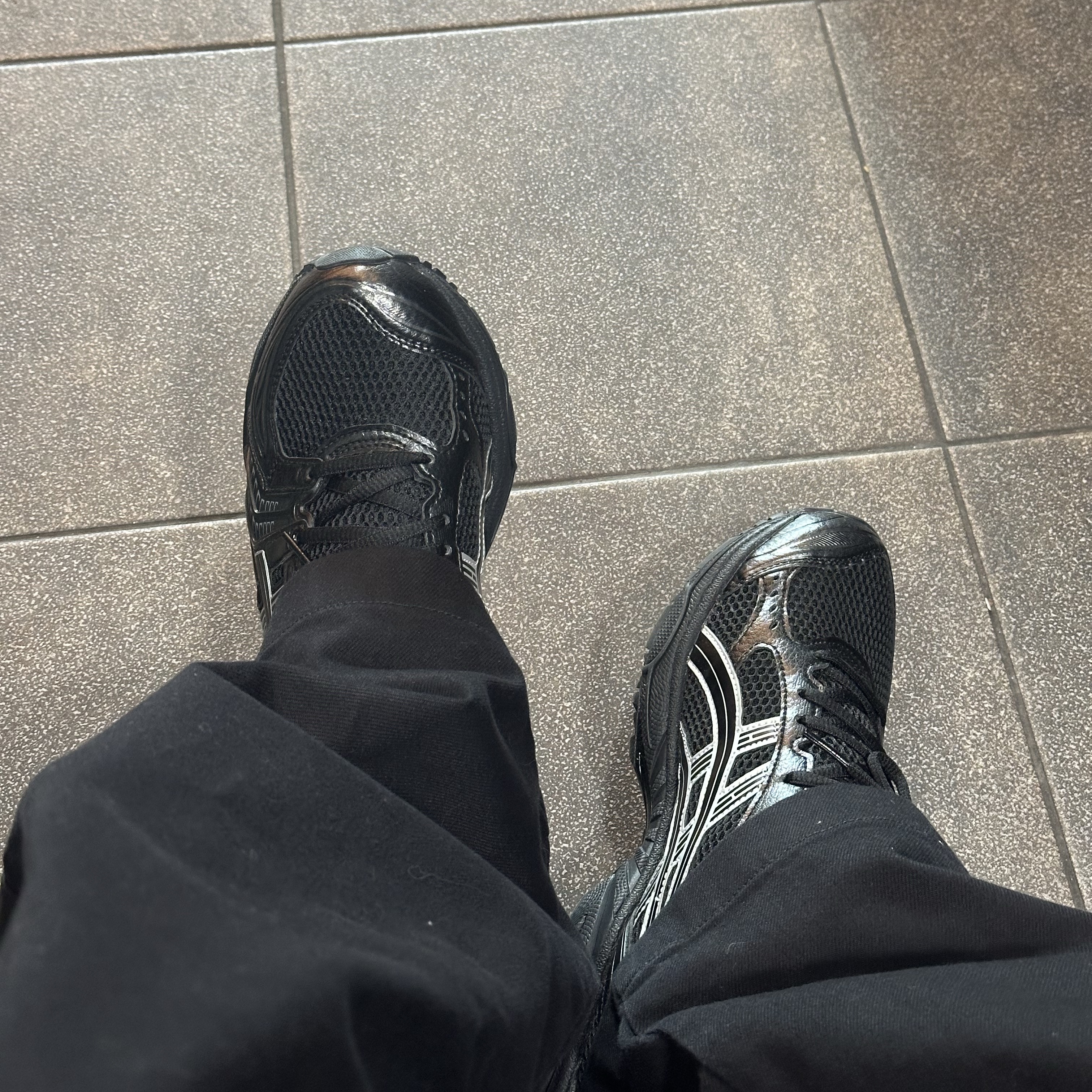 Asics Gel-Kayano 14 Black Pure Silver 착용 스타일