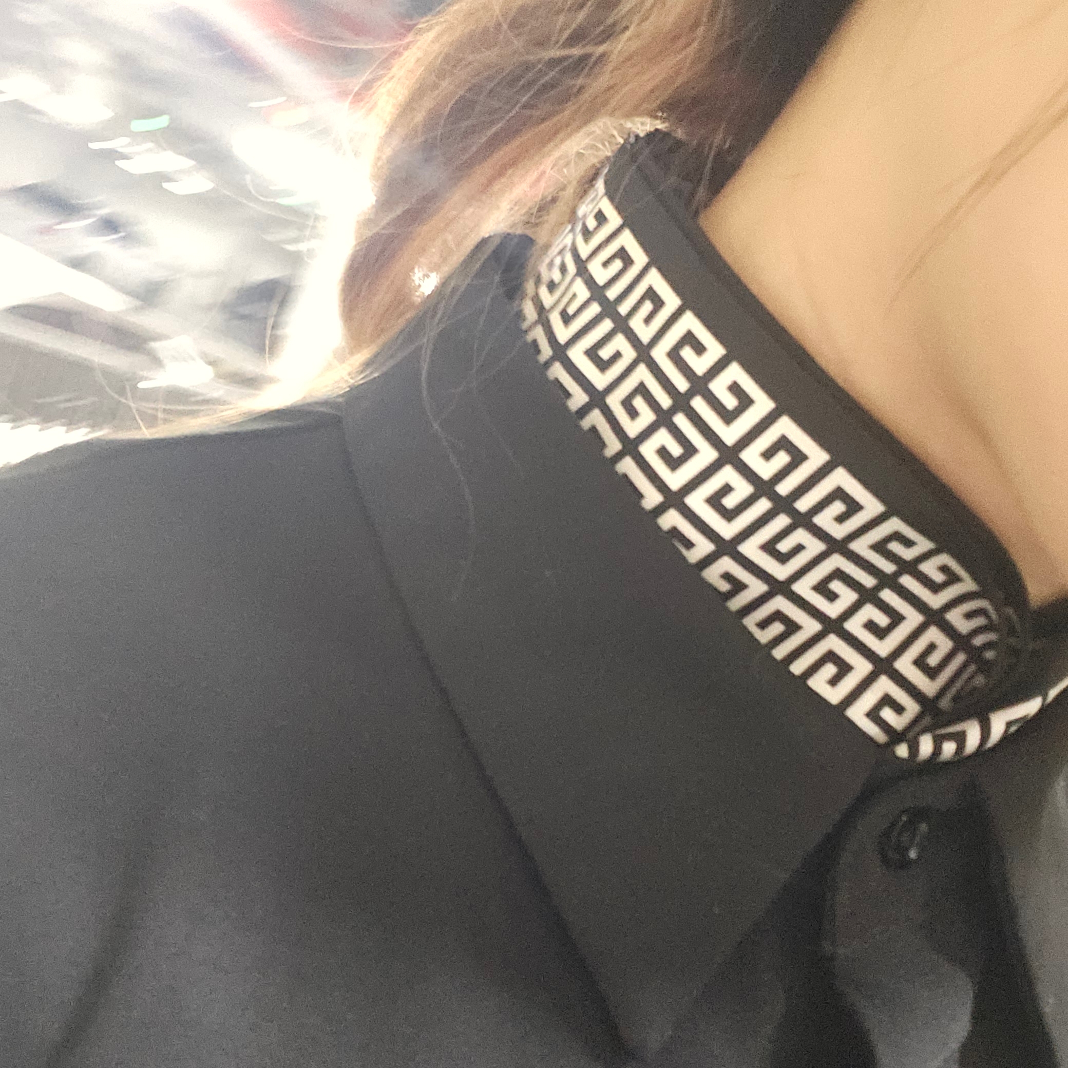 Givenchy Welcome 4G Bandeau in Silk Black White 착용 스타일