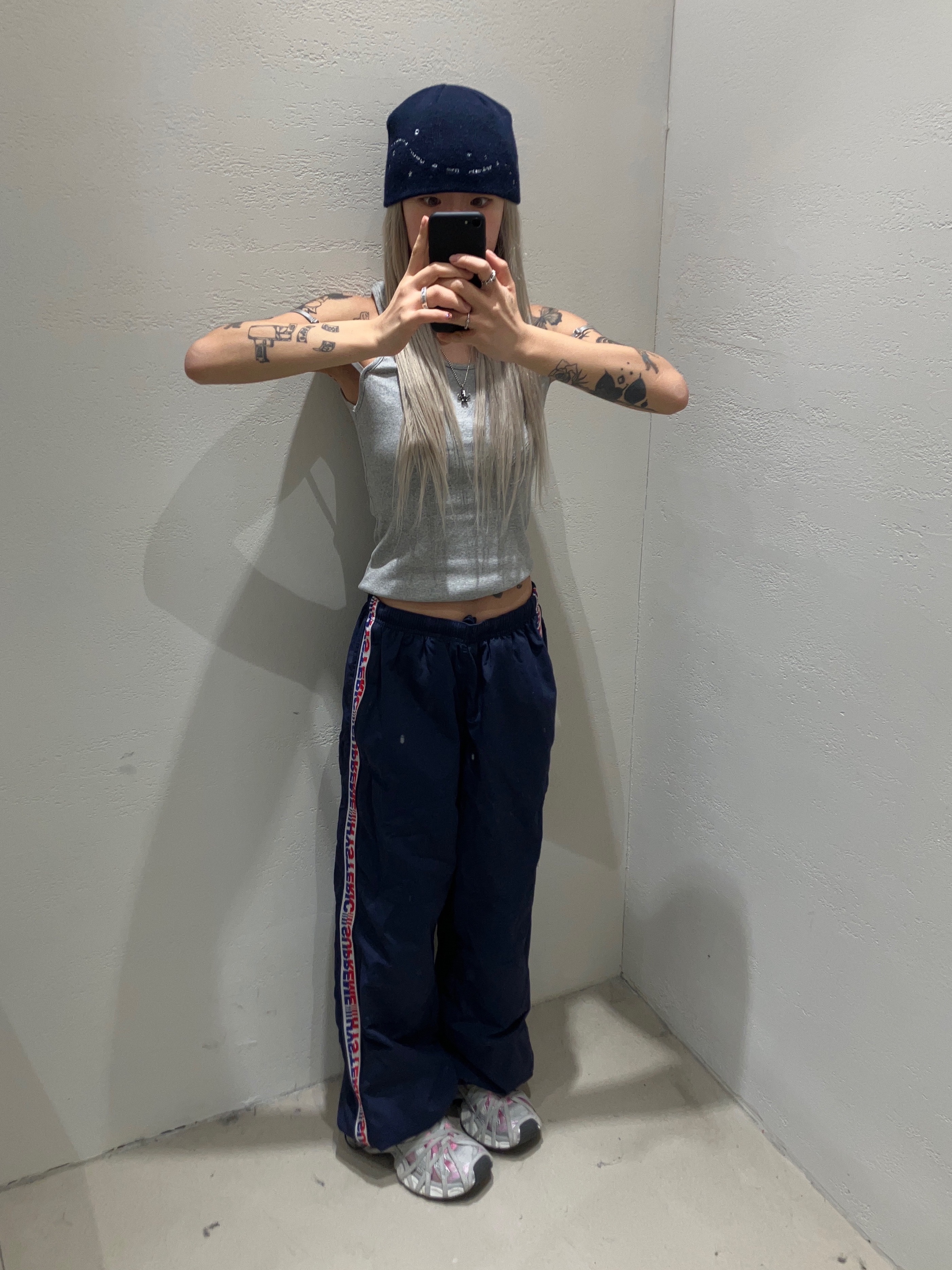 슈프림 x 히스테릭 글래머 트랙 팬츠 네이비 - 24FW 착용 스타일 - 2
