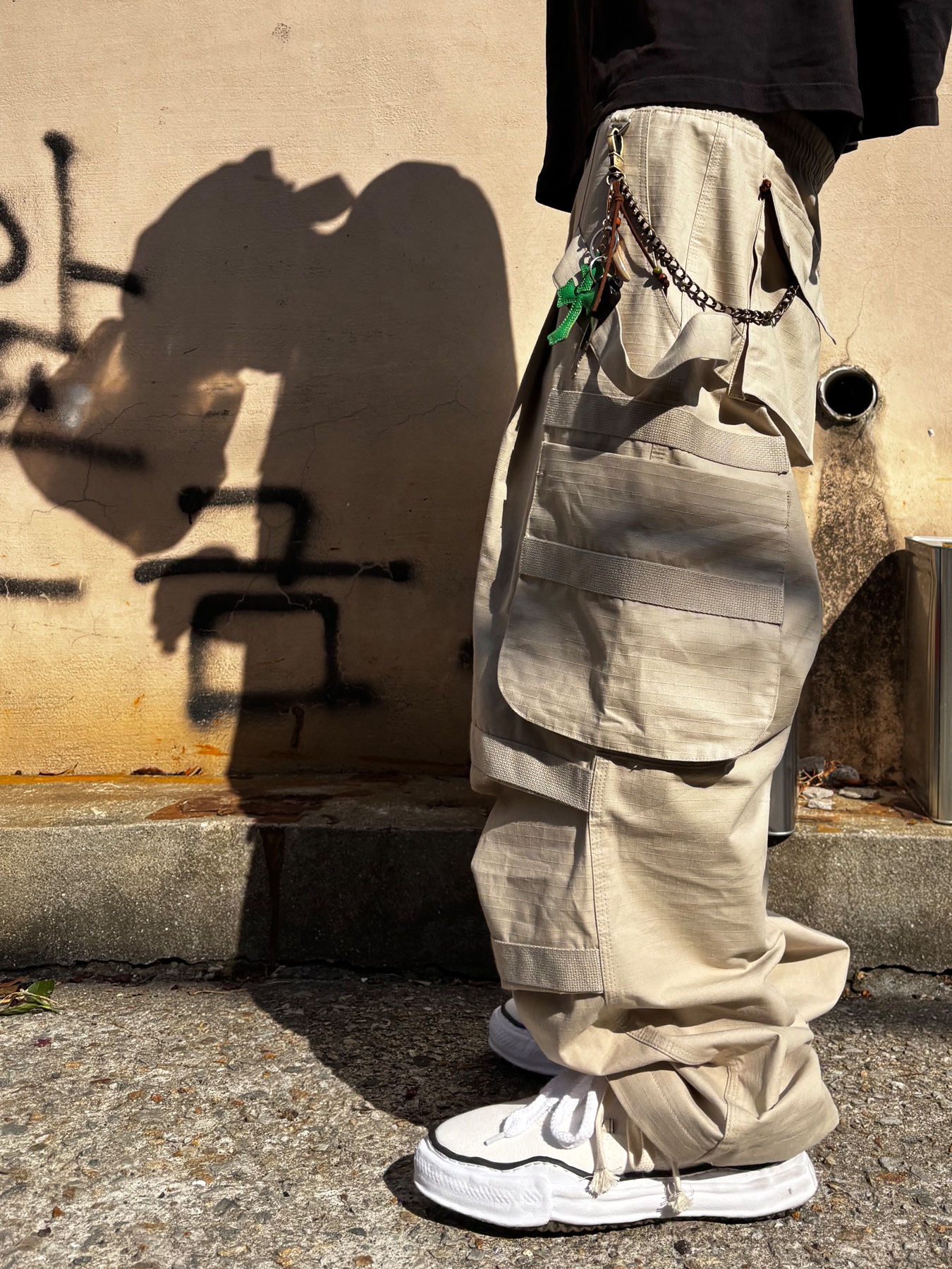 Maison Mihara Yasuhiro Baker OG Sole Canvas Low Cut Sneakers White, Wapworks Hard Knocks Cargo Pants Dune 착용 스타일 - 1