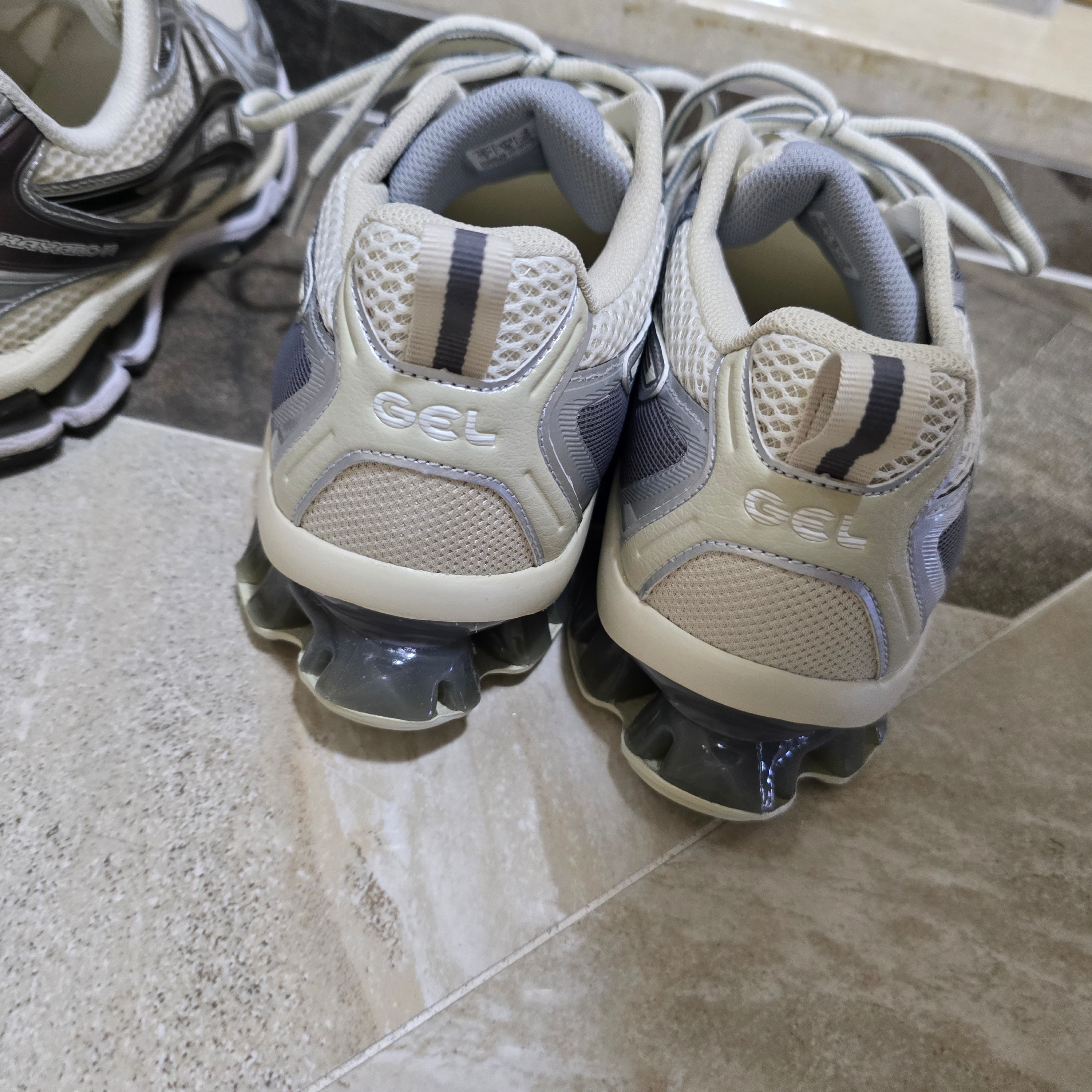 Asics Gel-Quantum Kinetic White Light Dust, Asics Gel-Kayano 14 Black Pure Silver 착용 스타일 - 4