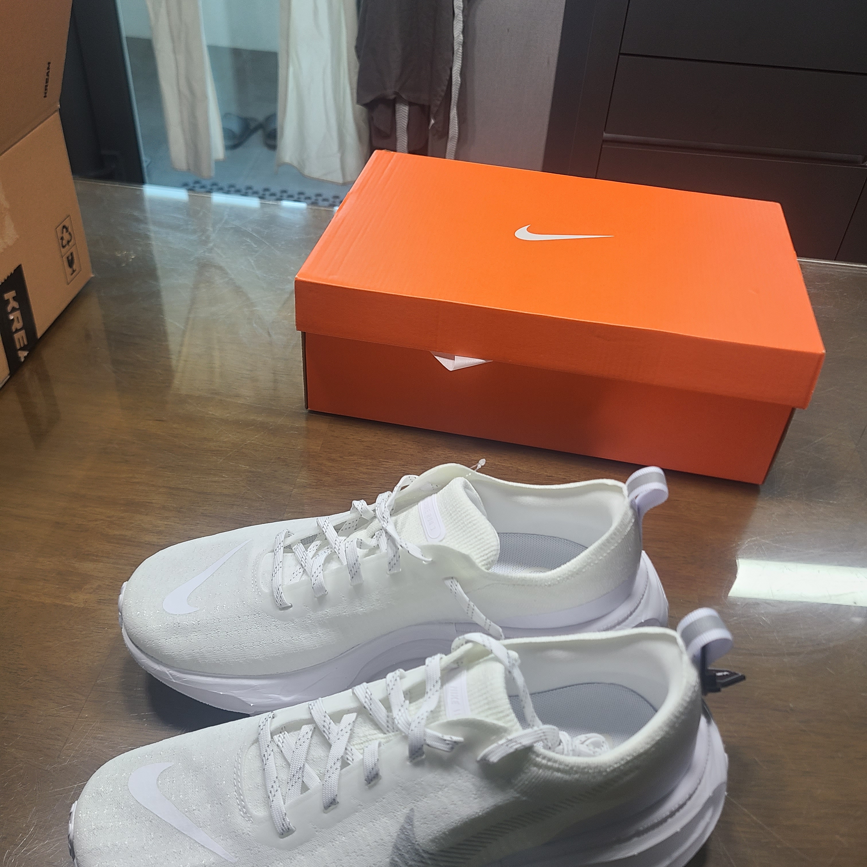 Nike ZoomX Invincible Run Flyknit 3 White Photon Dust 착용 스타일