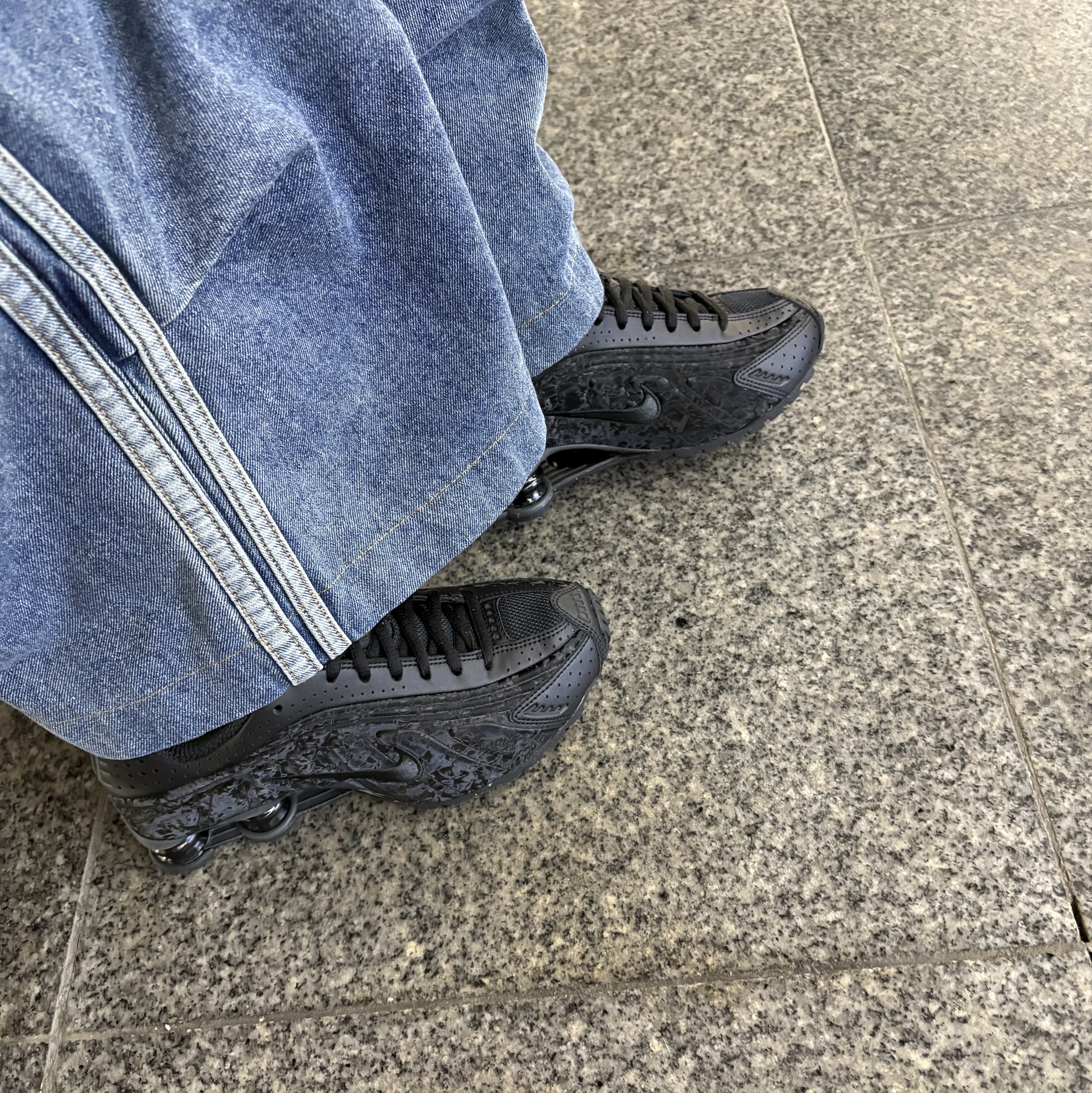(W) Nike Shox R4 Black Dark Smoke Grey 착용 스타일 - 3