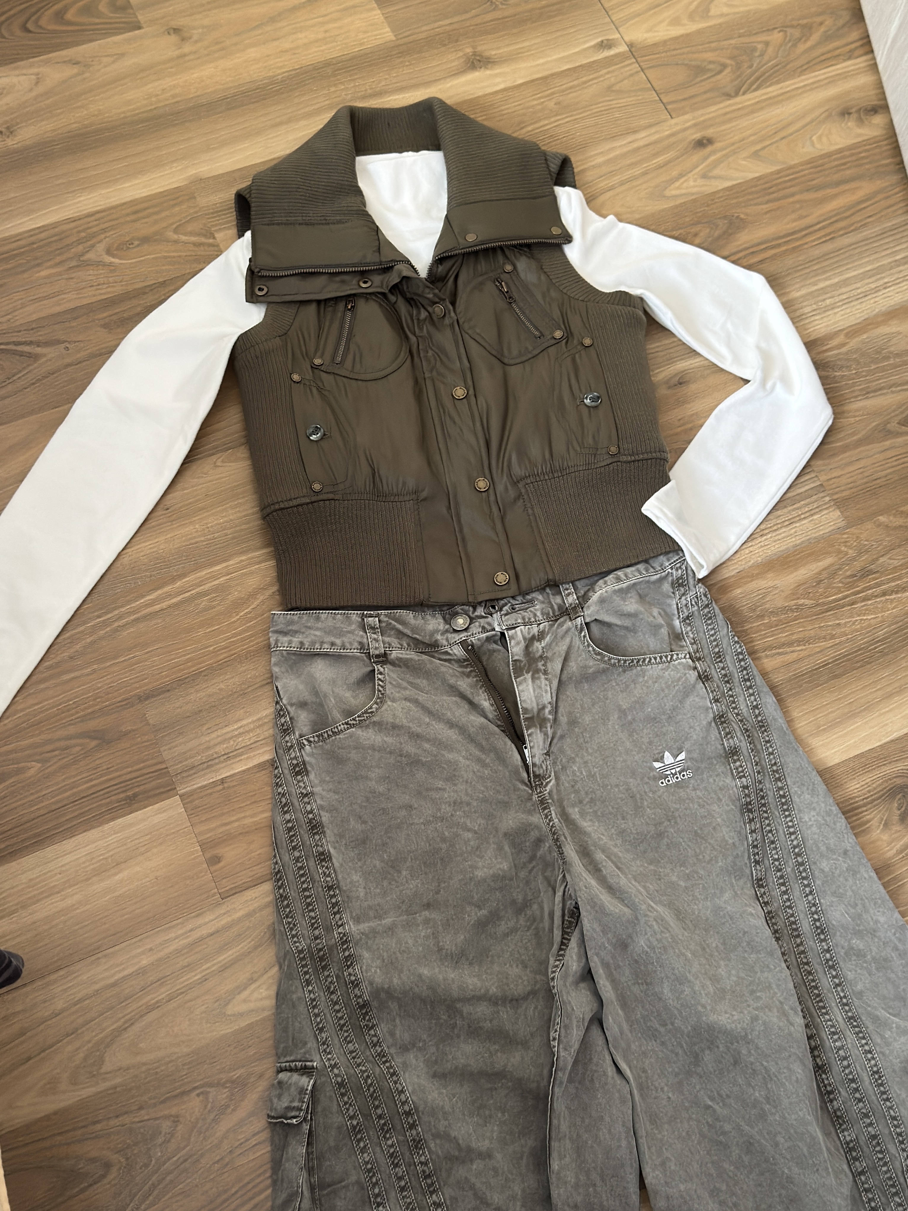 (W) Adidas Adilenium Season 2 Cargo Pants Olive Strata - KR Sizing 착용 스타일