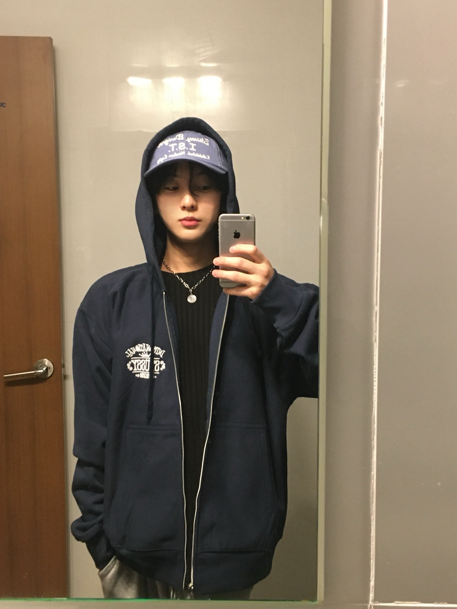 스투시 이스트 로우 프로 캡 로얄 블루, 스투시 월드와이드 집 후드 네이비 착용 스타일 - 1