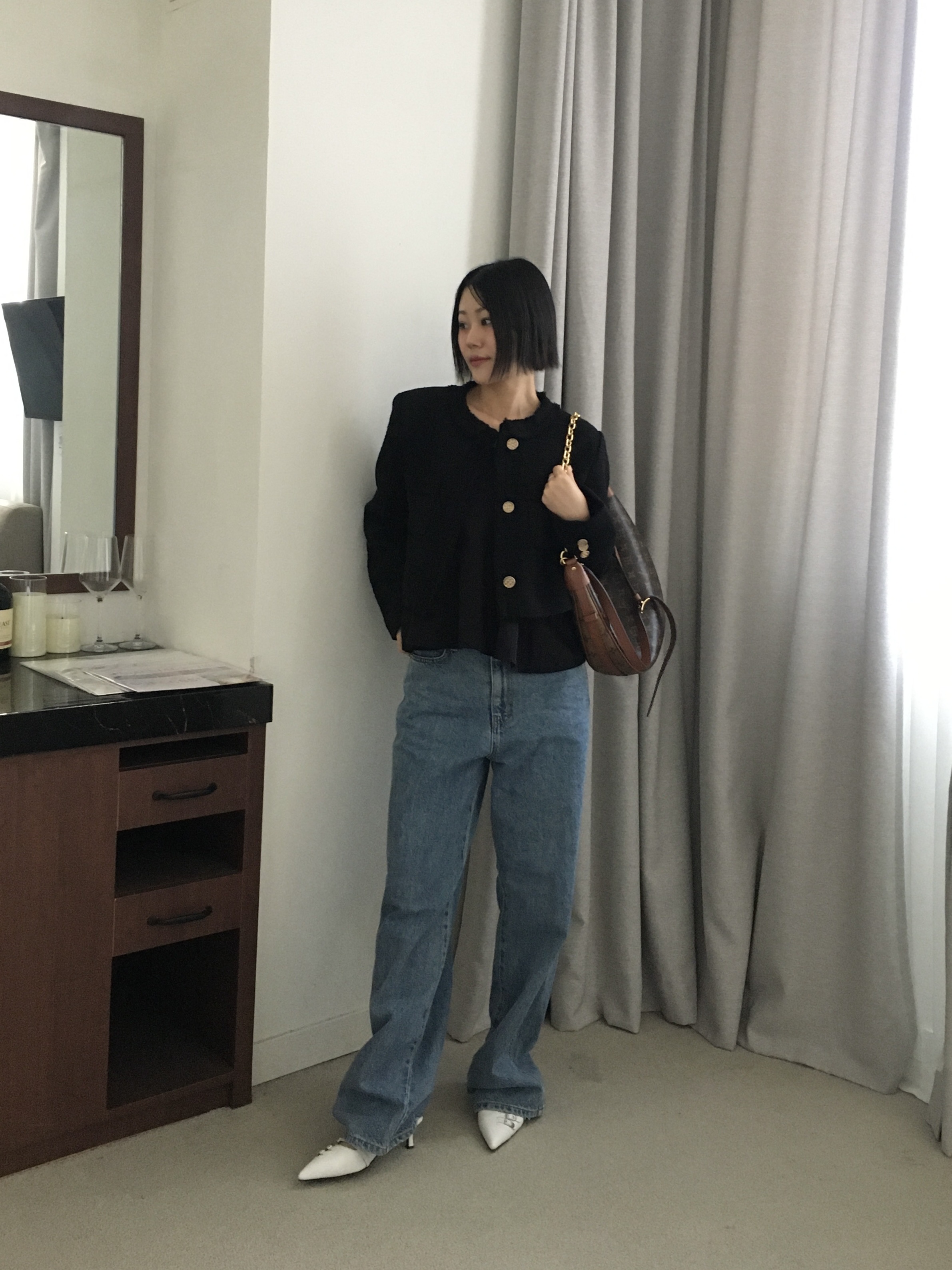 Louis Vuitton Loop Hobo Monogram 착용 스타일 - 2