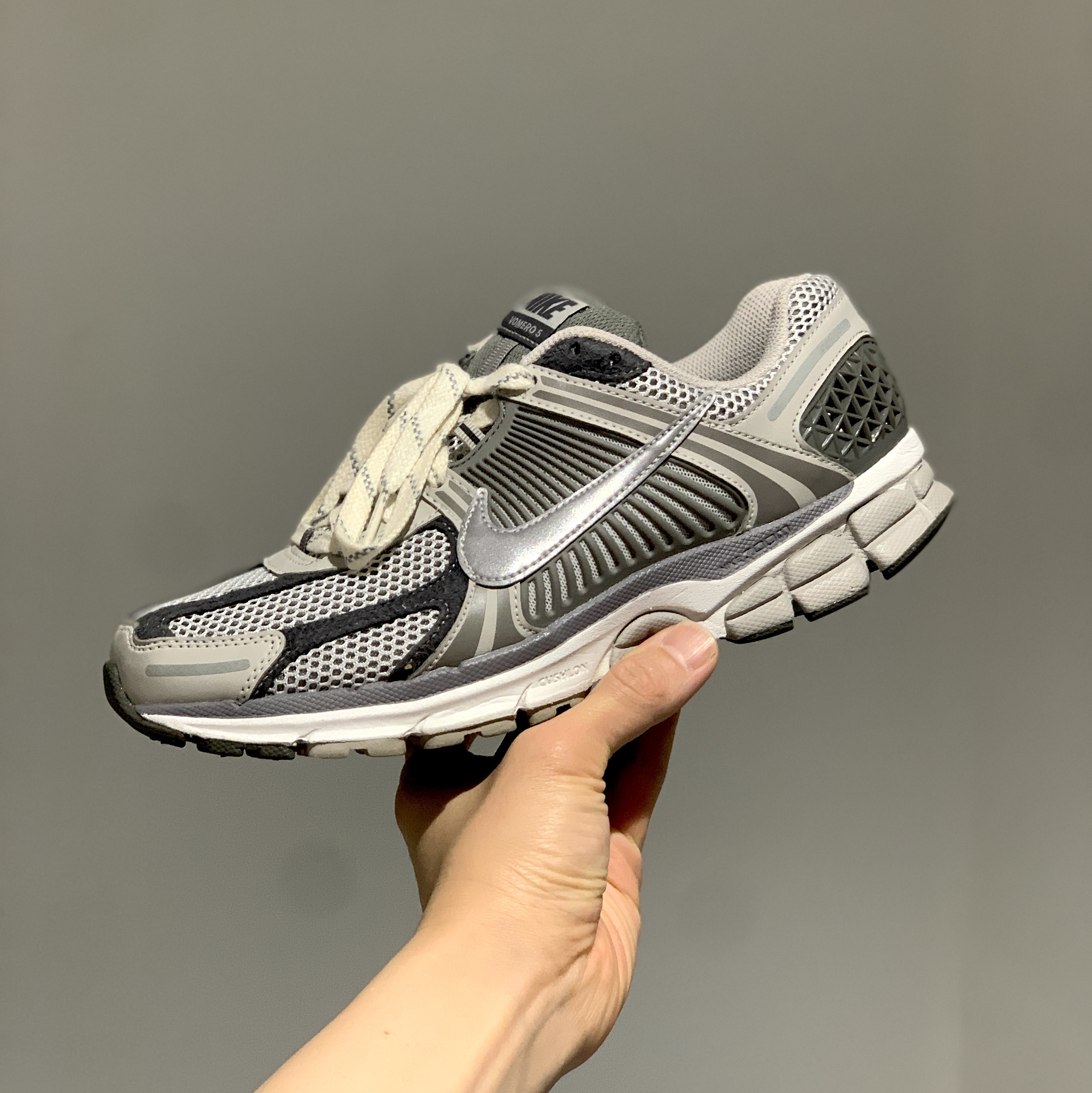Nike Zoom Vomero 5 PRM Light Iron Ore and Flat Fewter 착용 스타일