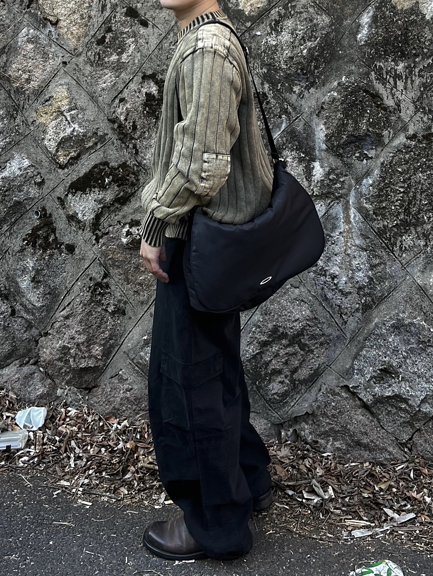 noun Washed Crewneck Knit Faded Khaki, noun Washed Cargo Pants Black 착용 스타일 - 1