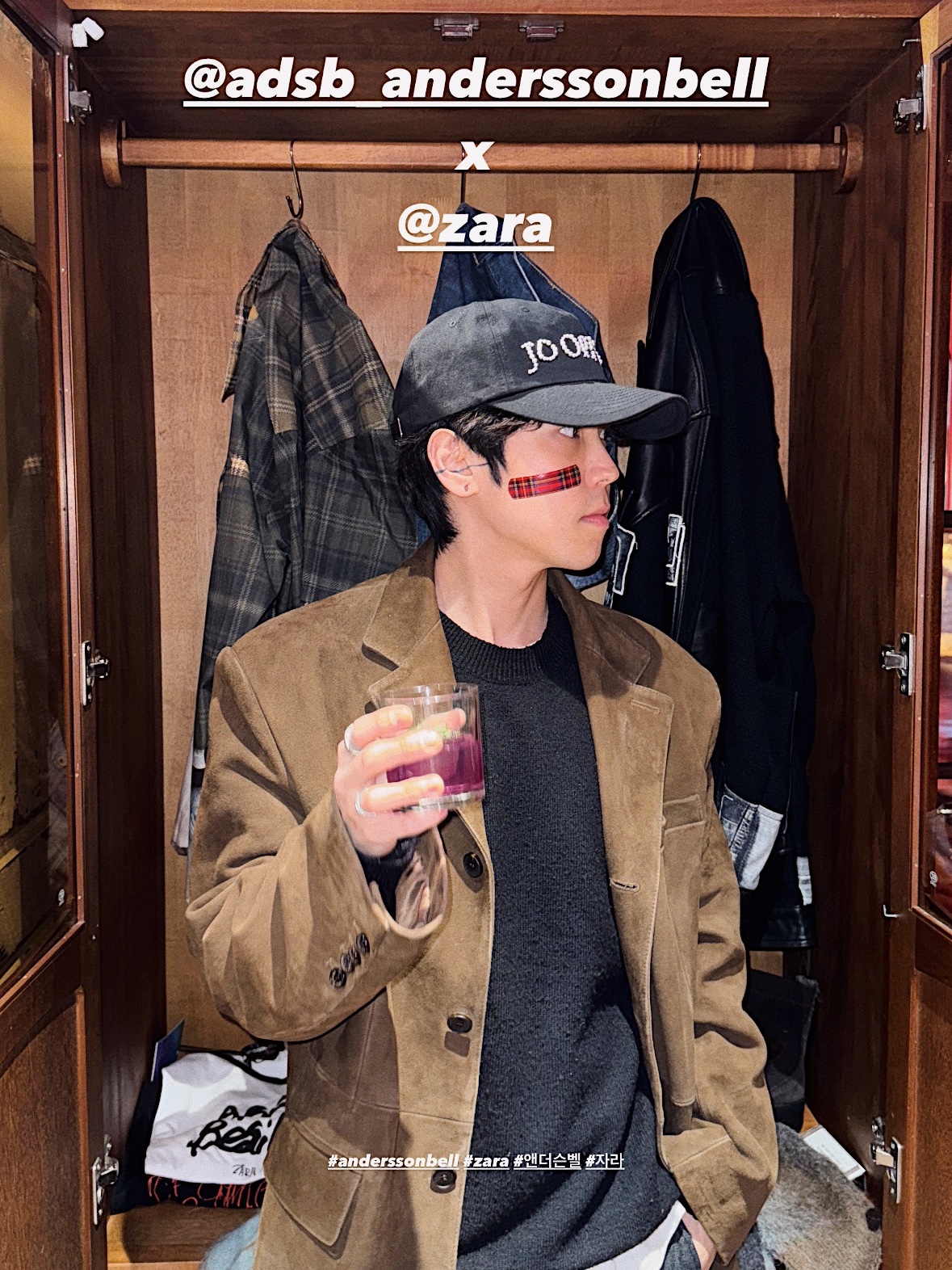 포스트 아카이브 팩션 (파프) x 주피터 베이스볼 캡 블랙, 자라 x 앤더슨벨 퀼티드 베스트 봄버 자켓 카키 착용 스타일 - 4