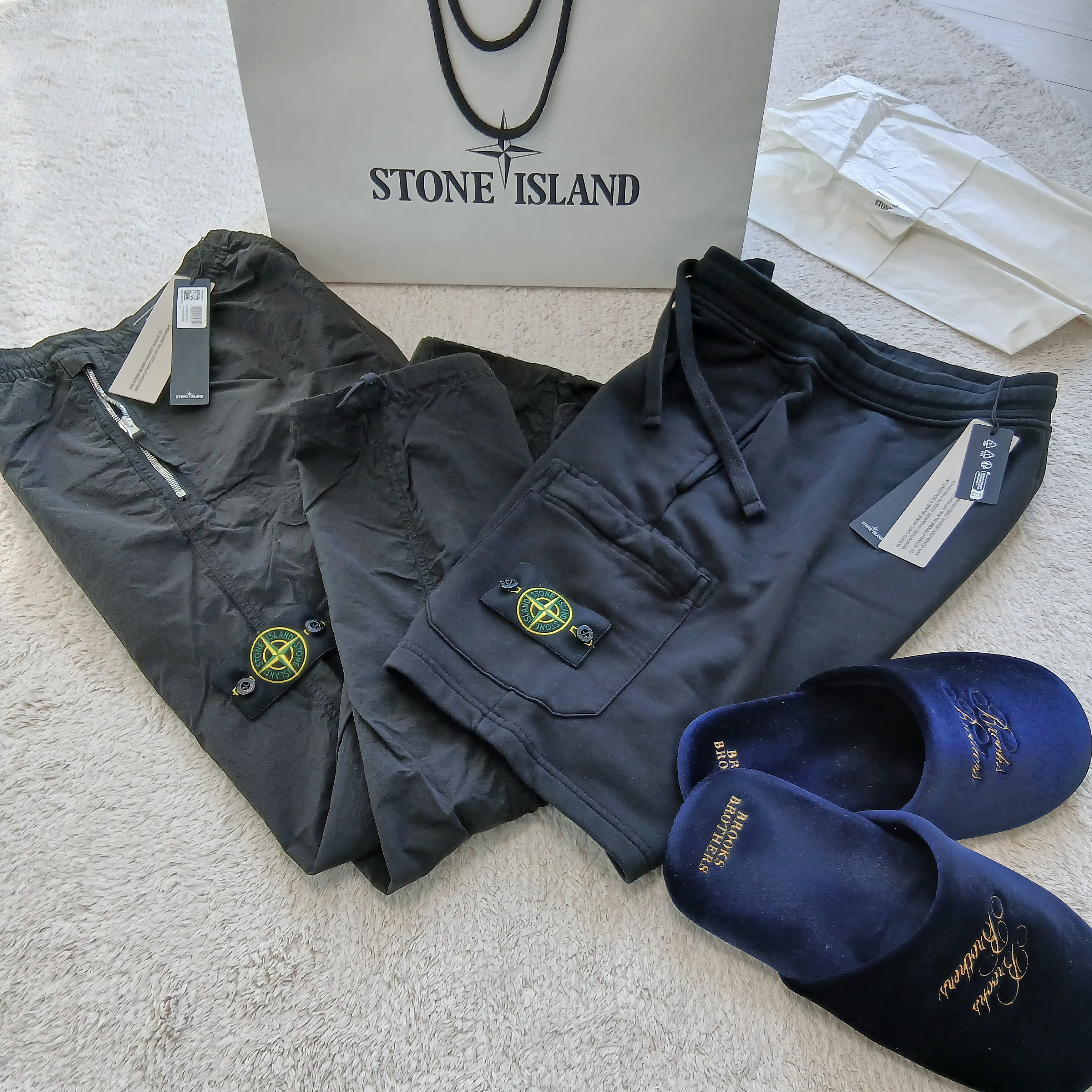 Stone Island 6200012 Organic Cotton Fleece Pocket Details Cargo Bermuda Shorts Black - 25SS, Stone Island 3100005 Nylon Metal in Econyl Mesh Lining Regular Fit Pants Black - 25SS 착용 스타일 - 3