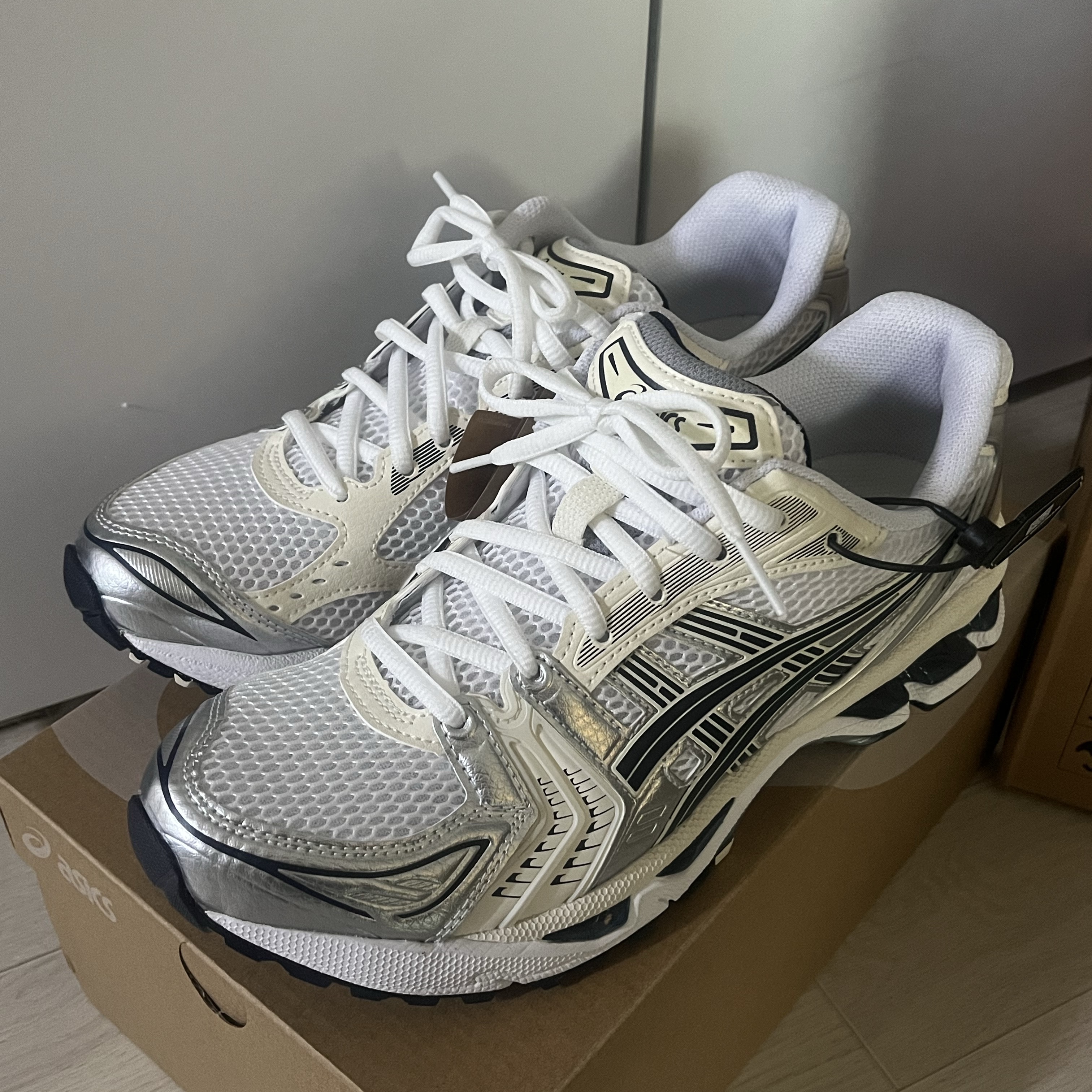 (W) Asics Gel-Kayano 14 White Midnight 착용 스타일