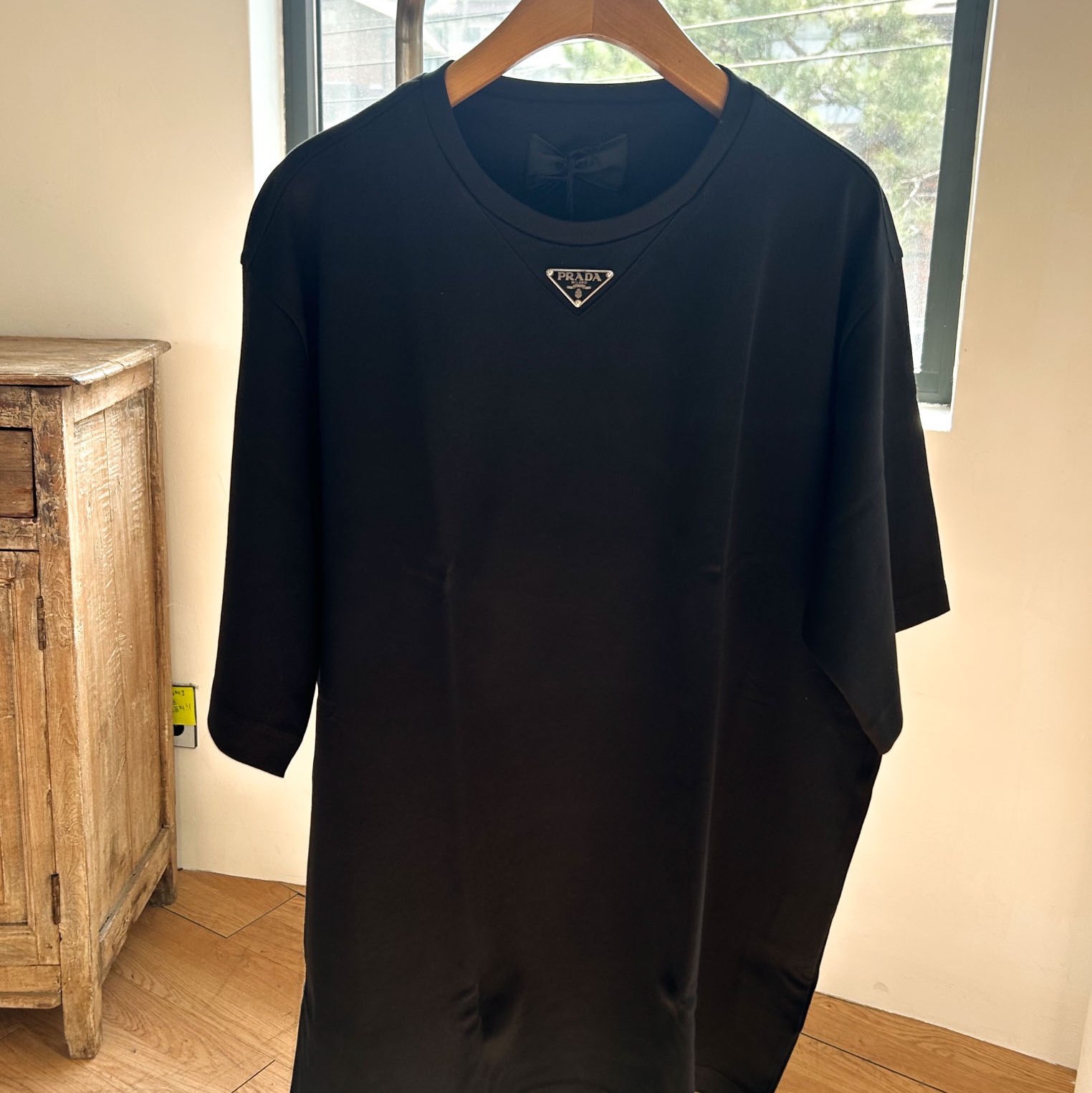 Prada Cotton T-Shirt Black 착용 스타일 - 1