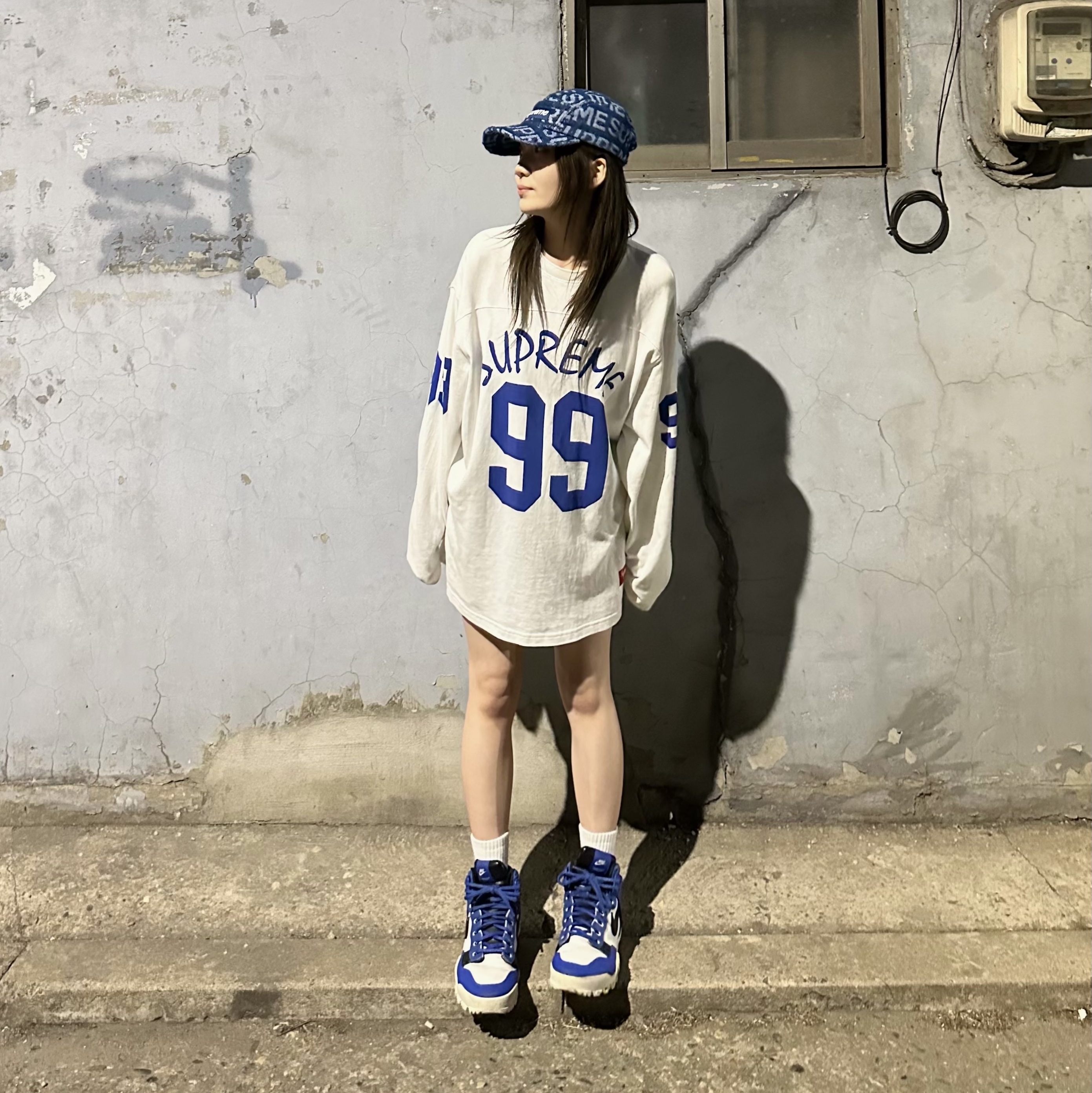 Supreme Terry Spellout Camp Cap Blue - 22SS, Supreme 99 LS Football Top Stone - 24SS 착용 스타일 - 3