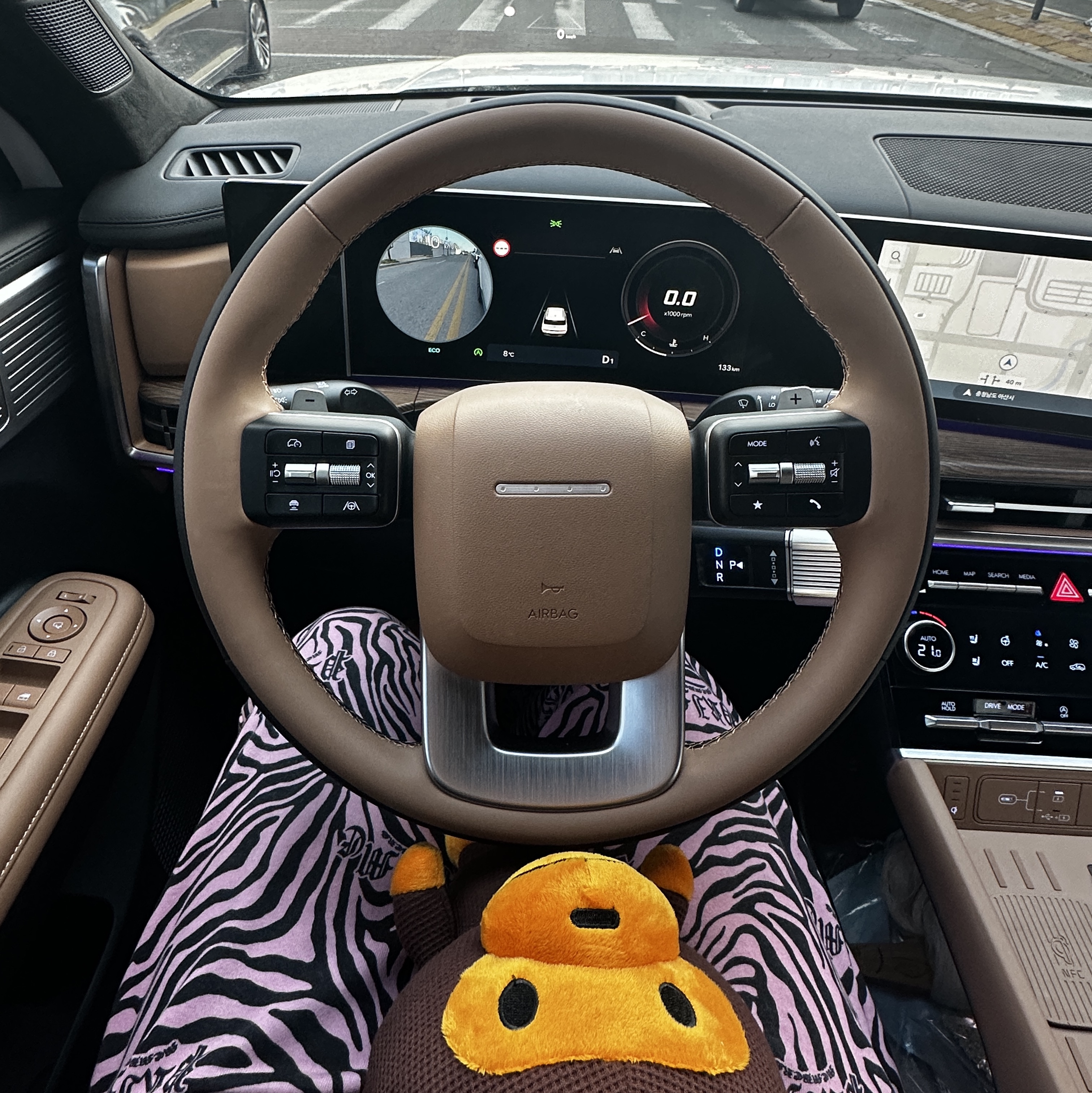 BAPE Baby Milo Plush Cross Bag Brown, Crocs x Salehe Bembury Pollex Clog Cobbler 착용 스타일 - 2