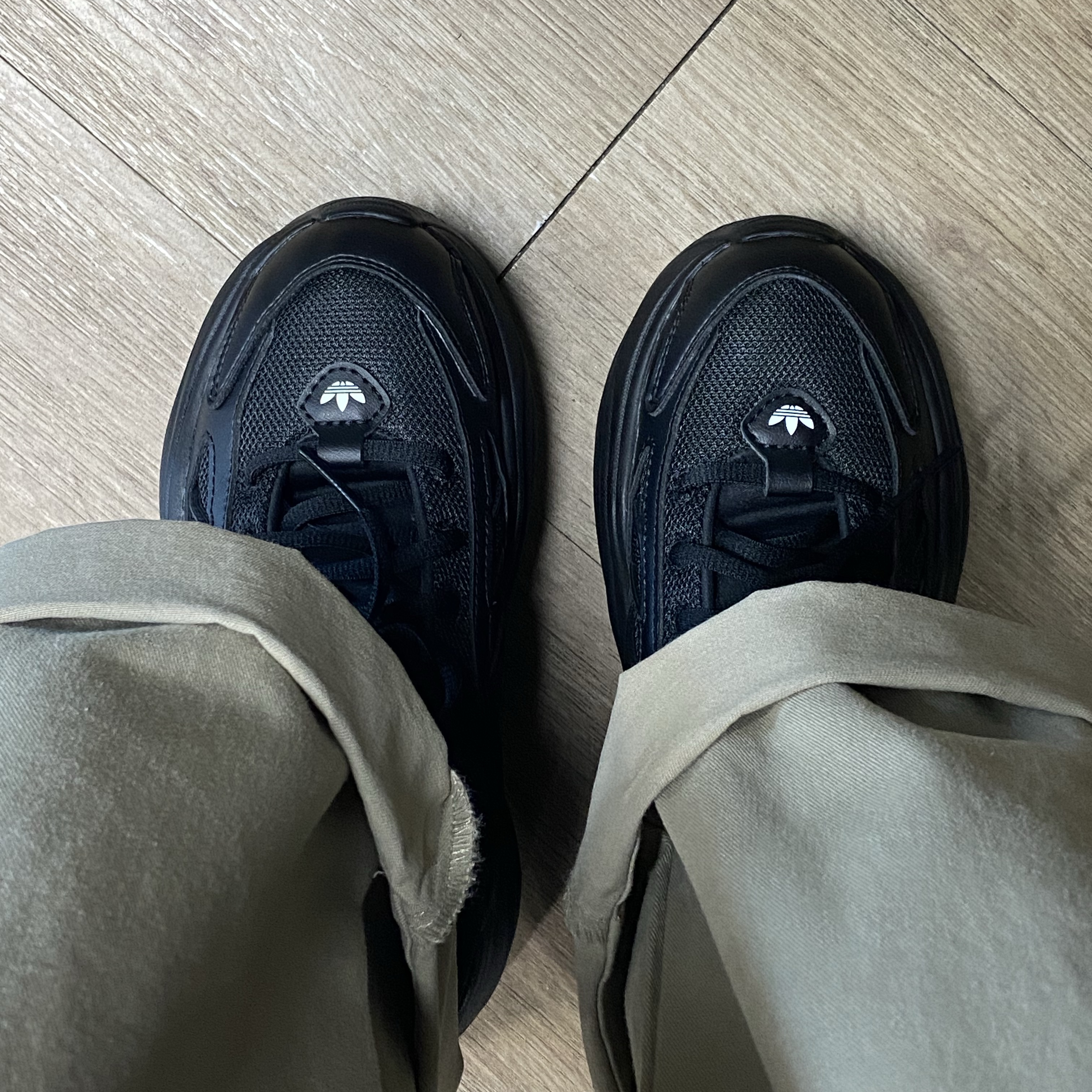 (W) Adidas Ozgaia Core Black 착용 스타일