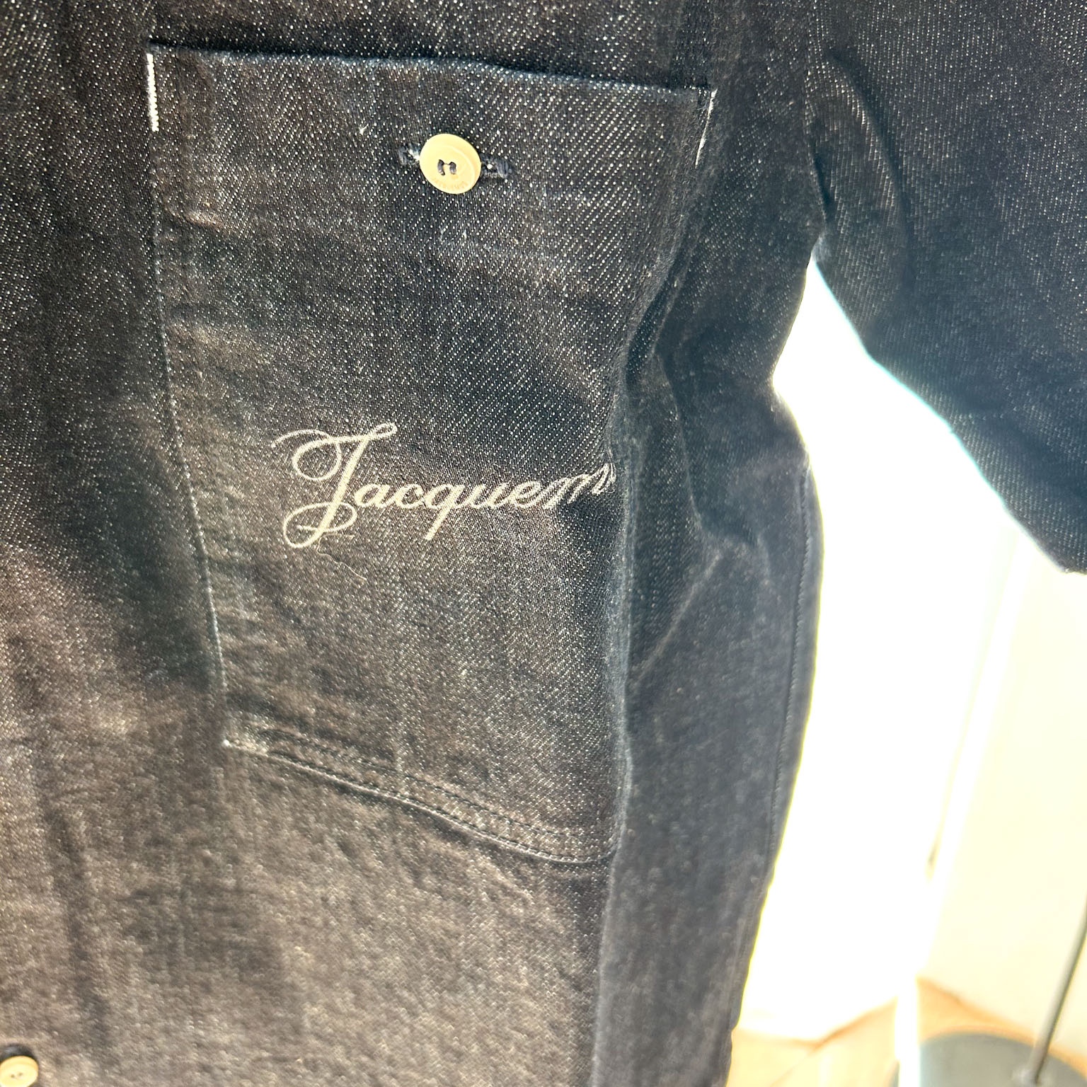 Jacquemus Aloe de Nimes Denim Shirt Dark Navy 착용 스타일 - 3