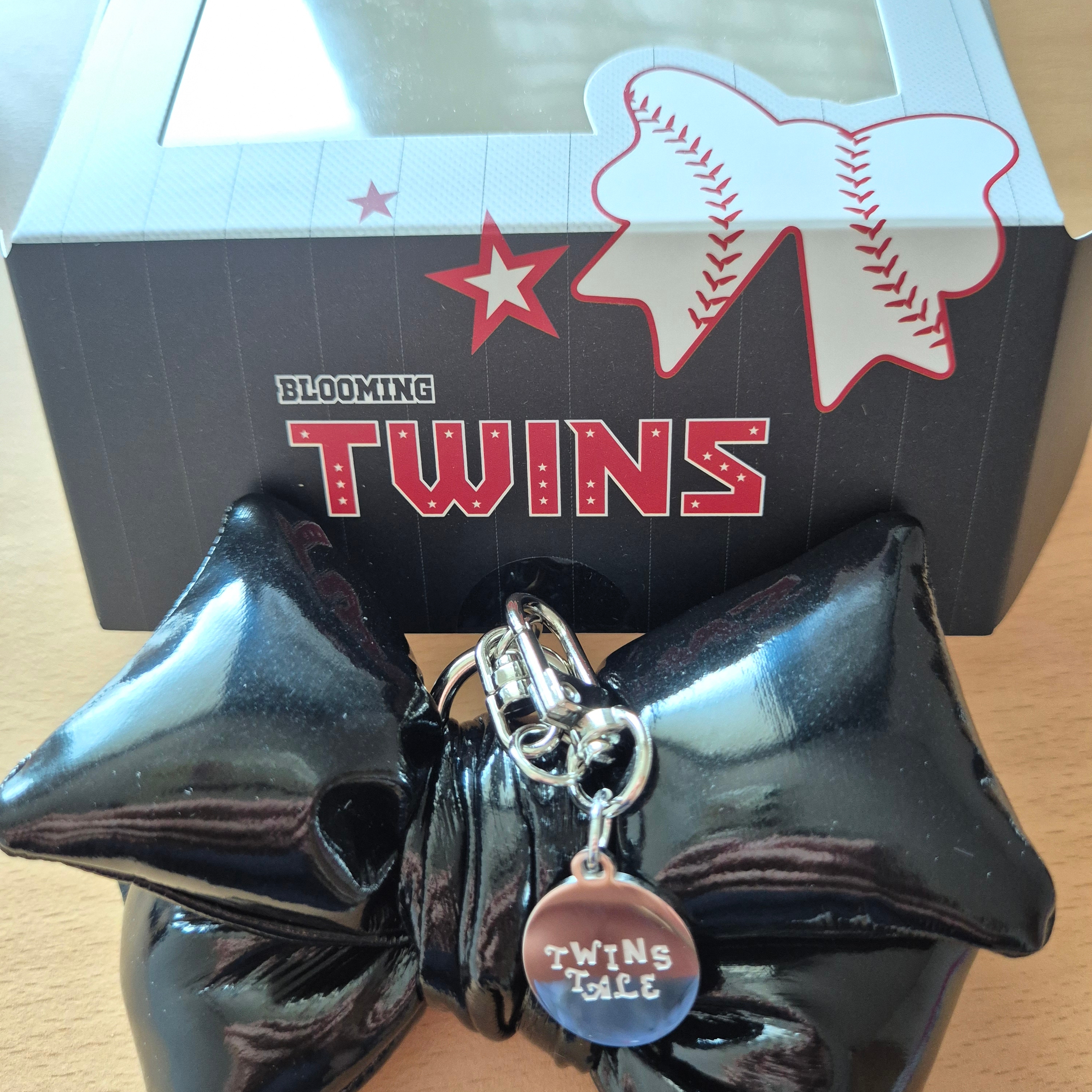 Twins x Bloomingtale Ribbon Keyring Black 착용 스타일