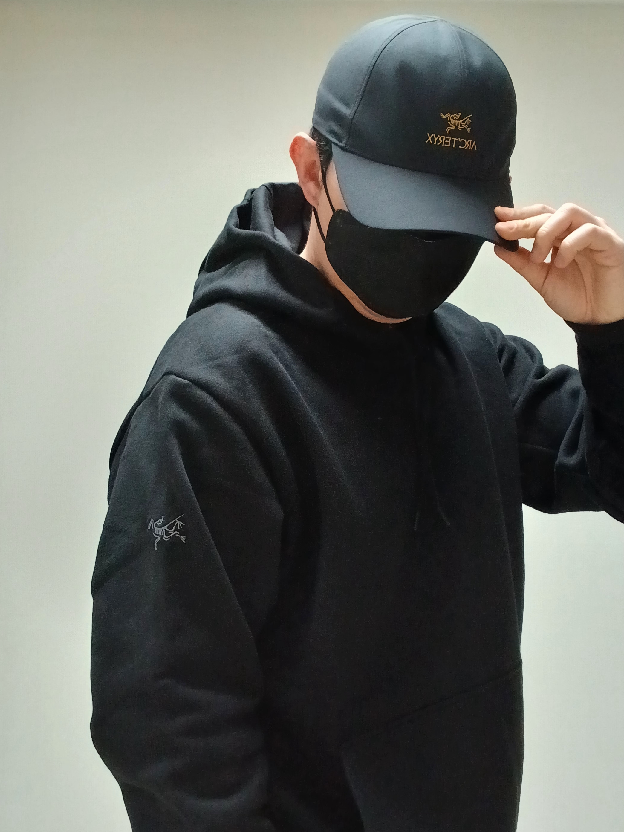 Arc'teryx Bird Word Cap 24K Black, Arc'teryx Emblem Fleece Hoody Black 착용 스타일 - 2