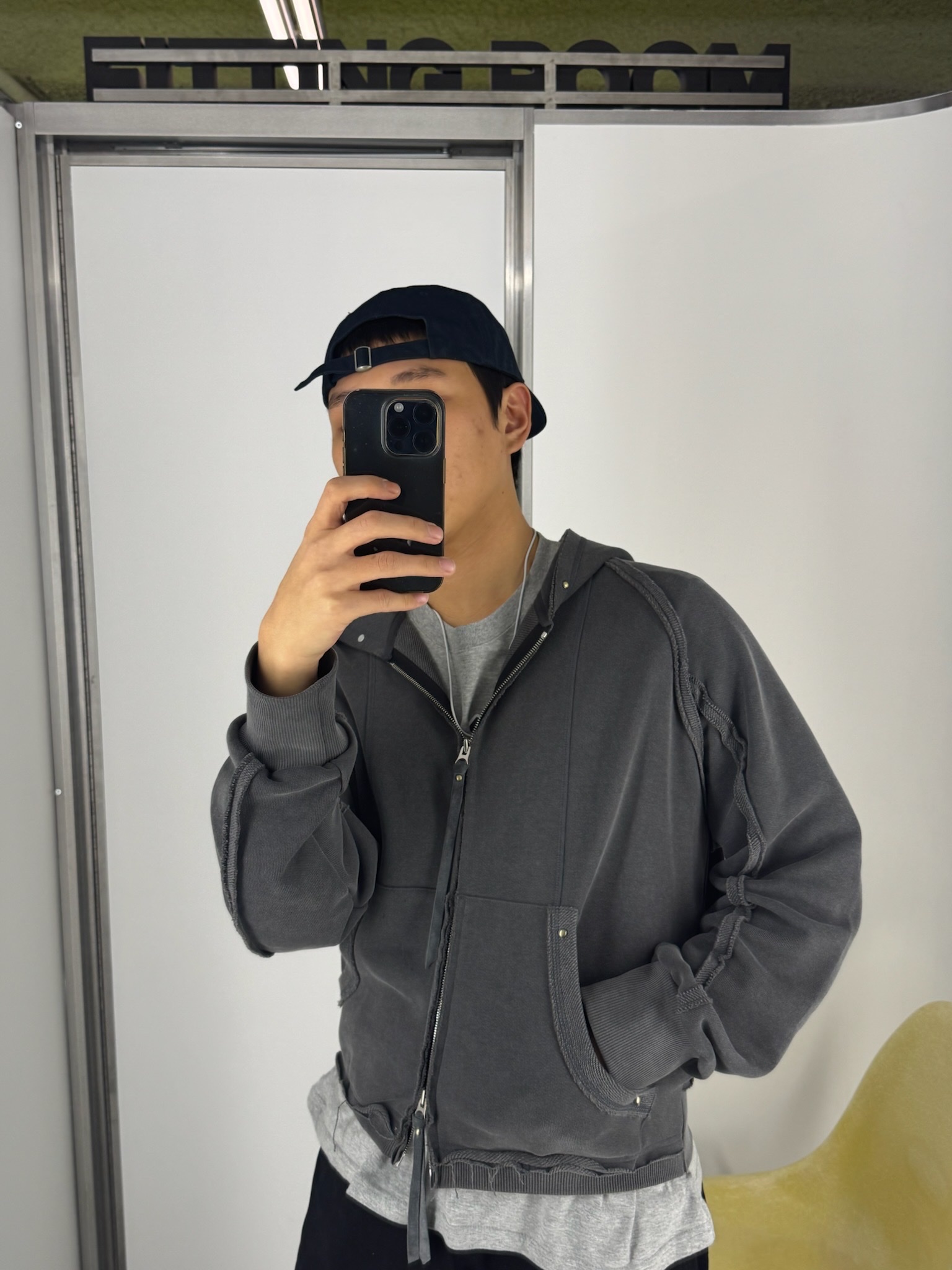 Vacant Archive Dias Inside-out Hood Zip-Up Beige, Vacant Archive Dias Inside-Out Hood Zip-Up Charcoal 착용 스타일