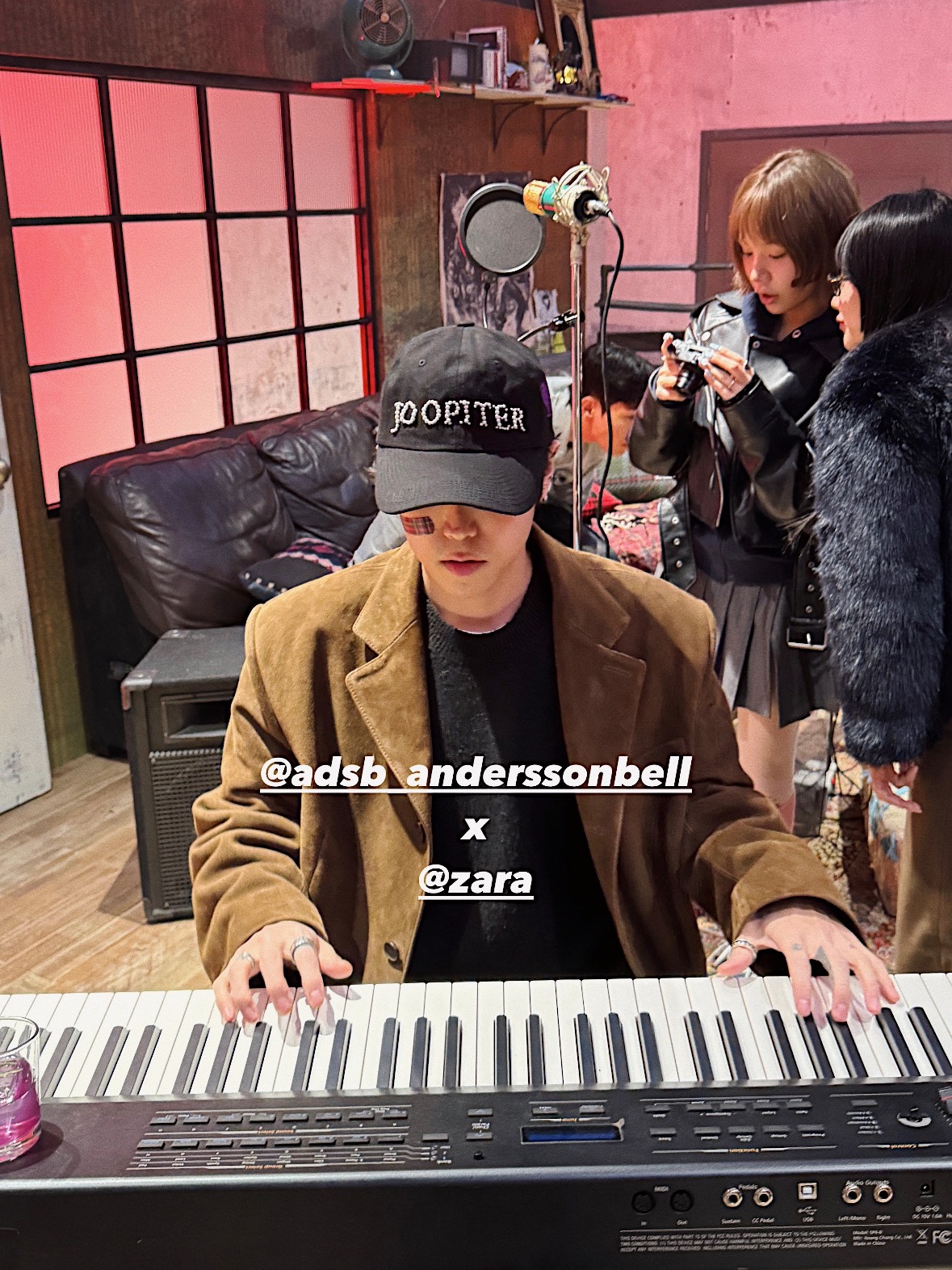 포스트 아카이브 팩션 (파프) x 주피터 베이스볼 캡 블랙, 자라 x 앤더슨벨 퀼티드 베스트 봄버 자켓 카키 착용 스타일 - 5