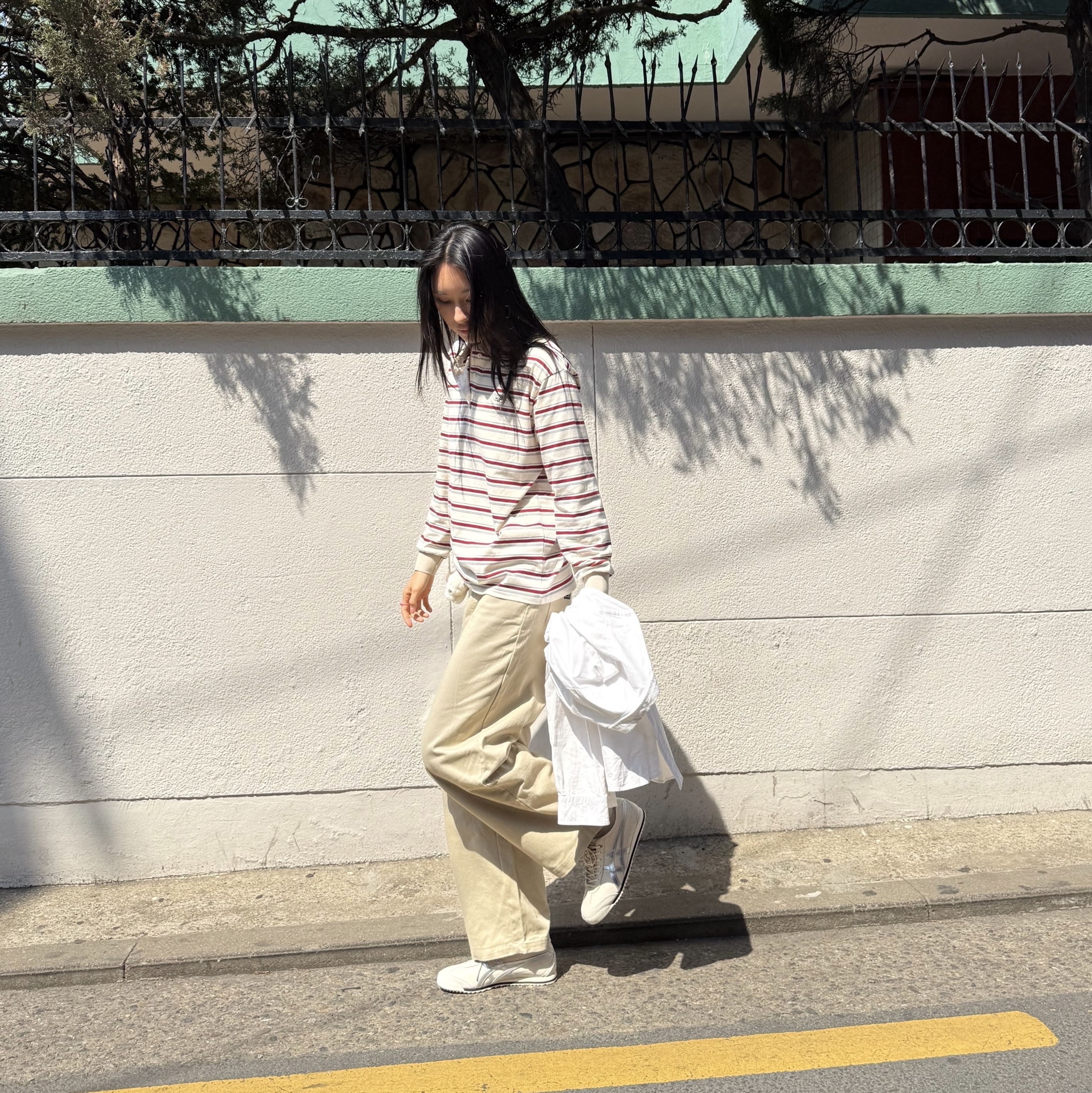 Onitsuka Tiger Mexico 66 SD Birch Silver, General Idea Unisex Logo Point Socks White 착용 스타일 - 3