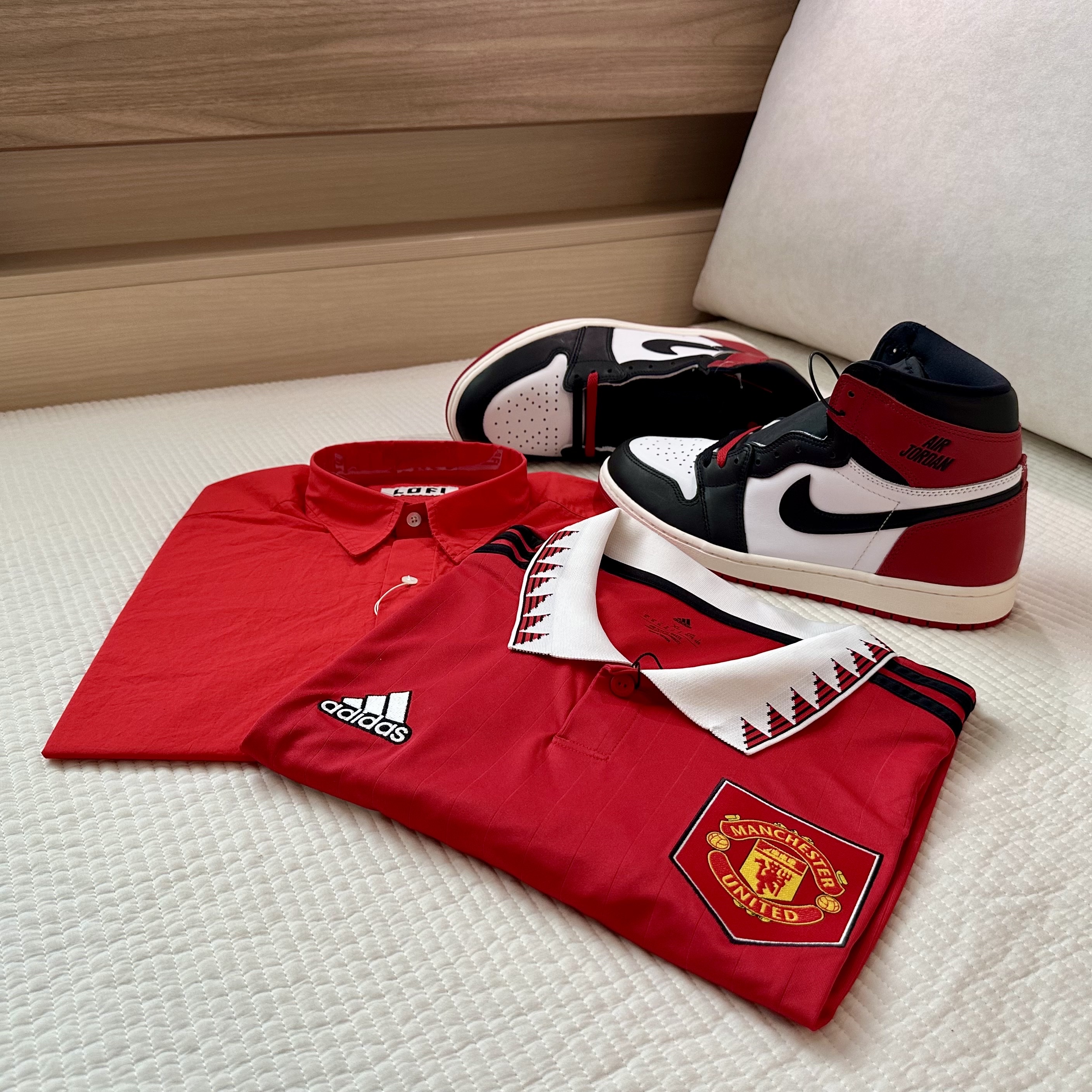 Jordan 1 Retro High OG Black Toe, Adidas Manchester United 2022/23 Home Jersey Real Red - US Sizing (Non Marking Ver.) 착용 스타일