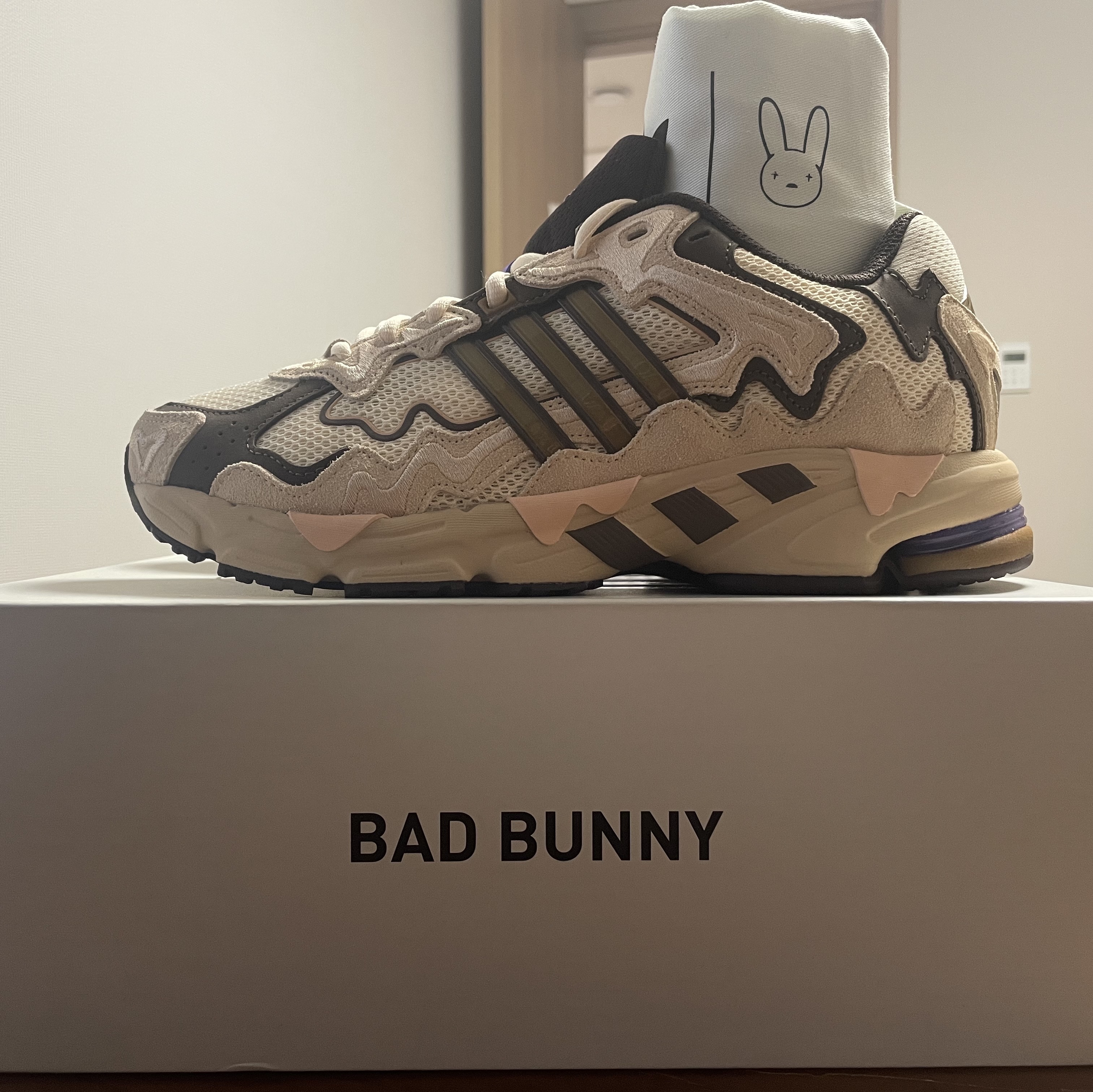 Adidas x Bad Bunny Response CL Ecru Tint 착용 스타일