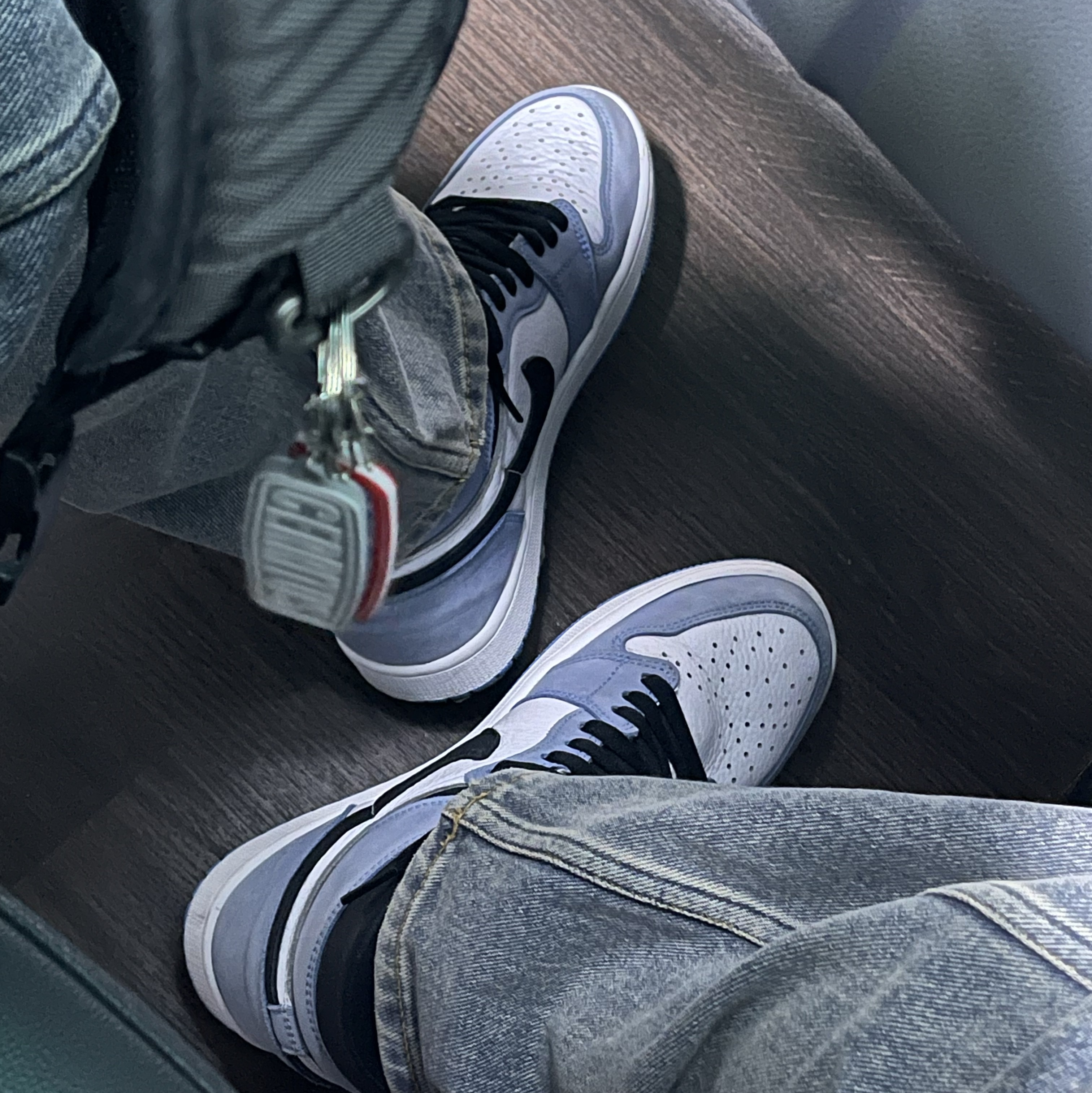 Jordan 1 Retro High OG University Blue, Hotel Cerritos Candy Silicone Key Ring Gray 착용 스타일