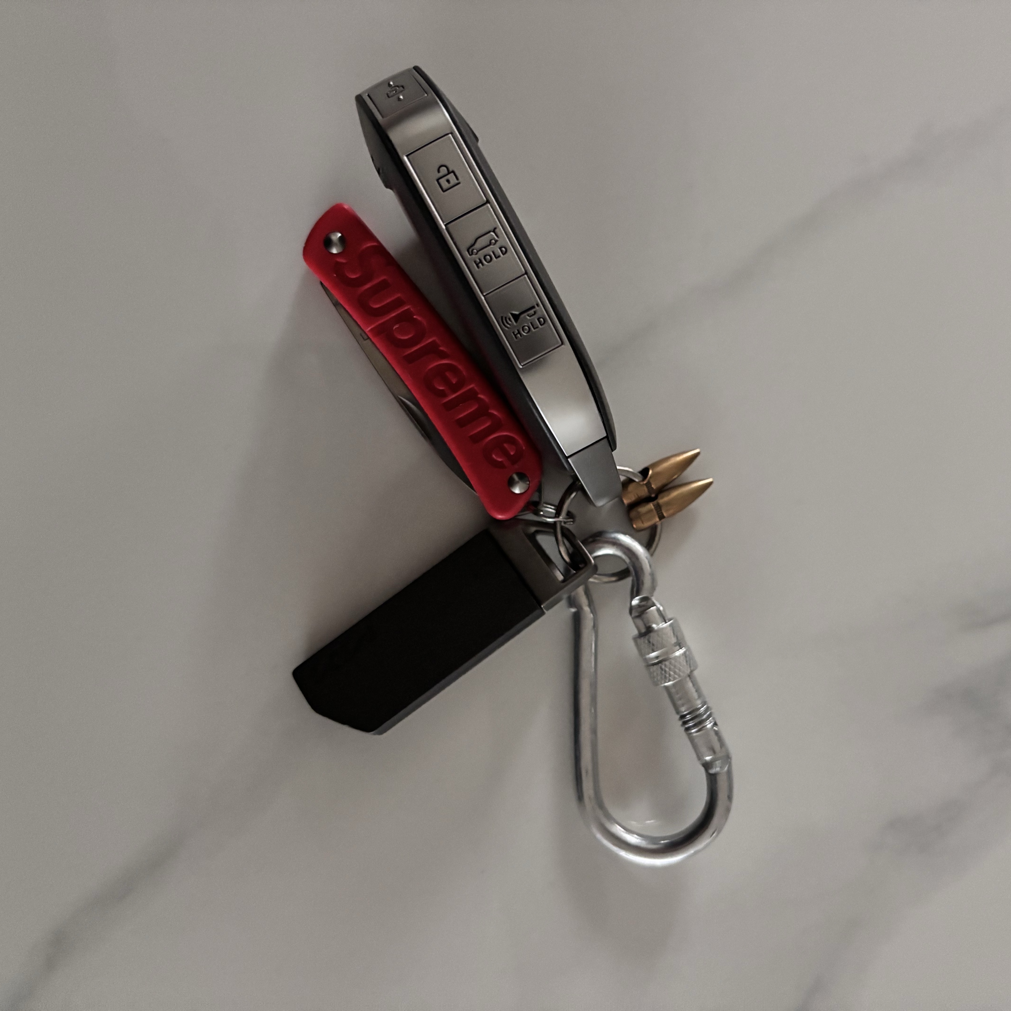 Supreme Boker Keychain Knife Black Glow-in-the-Dark Red - 22FW 착용 스타일