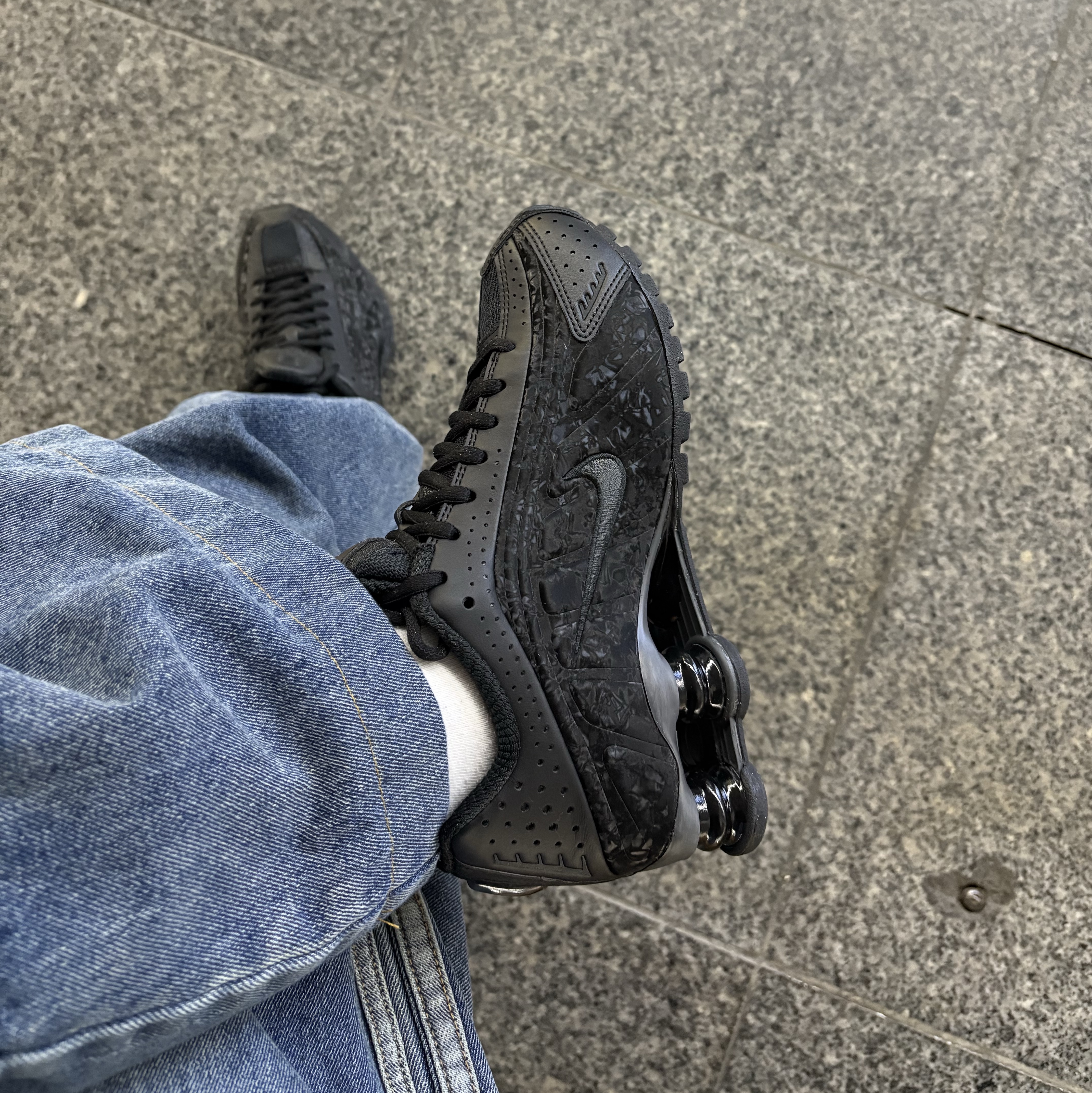 (W) Nike Shox R4 Black Dark Smoke Grey 착용 스타일 - 1
